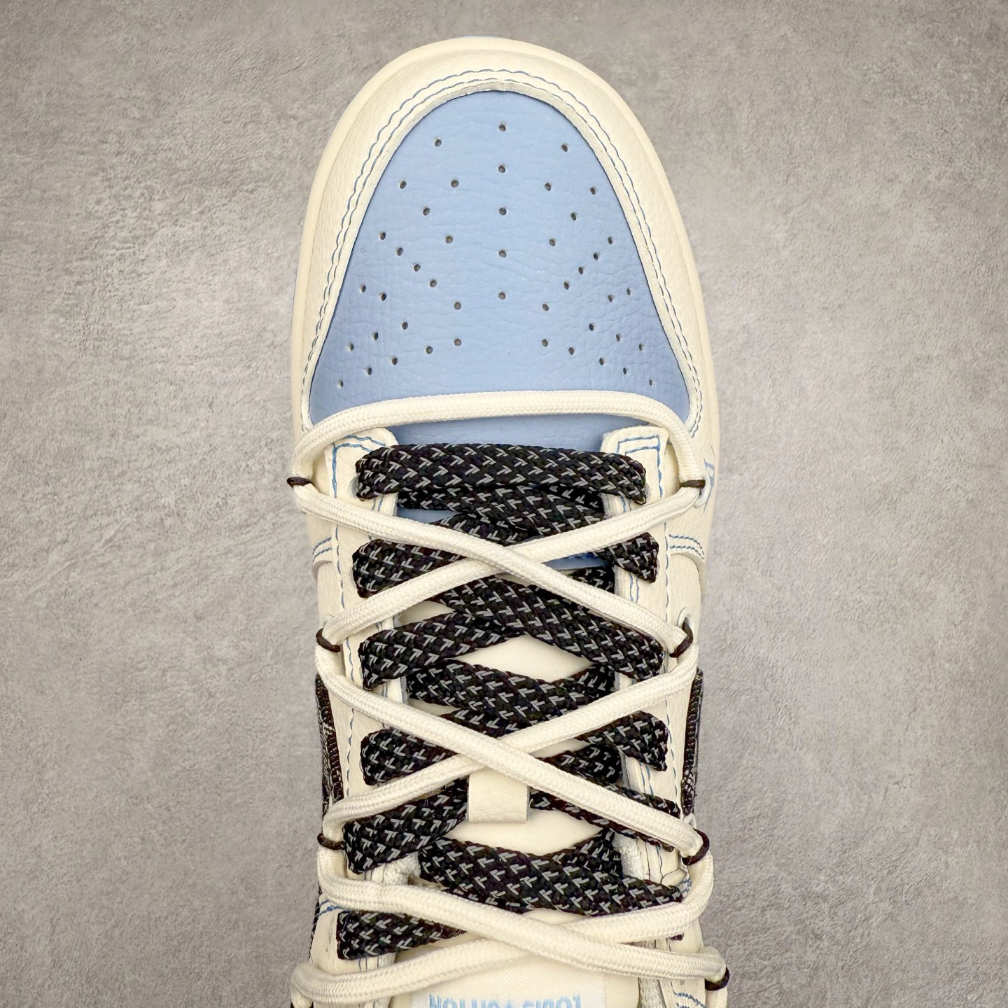 图片[4]-NK Dunk Low 定制配色 FC1688-219 大厂出品 极力推荐 原装头层材料 独家版型蒸餾加工帶來的是更好的视觉和脚感体验大厂纯原品质出货 清洁度 电绣工艺 皮料切割干净无任何毛边 细节完美 实拍调校N版已经零色差零失真 百分百还原实物色彩所见即所得 不存在货不对板色差等低级问题 选购参考实物拍摄 不混卖不参货 只用心做好货严格选品 承诺混一赔十 尺码：36 36.5 37.5 38 38.5 39 40 40.5 41 42 42.5 43 44 44.5 45-选品中心