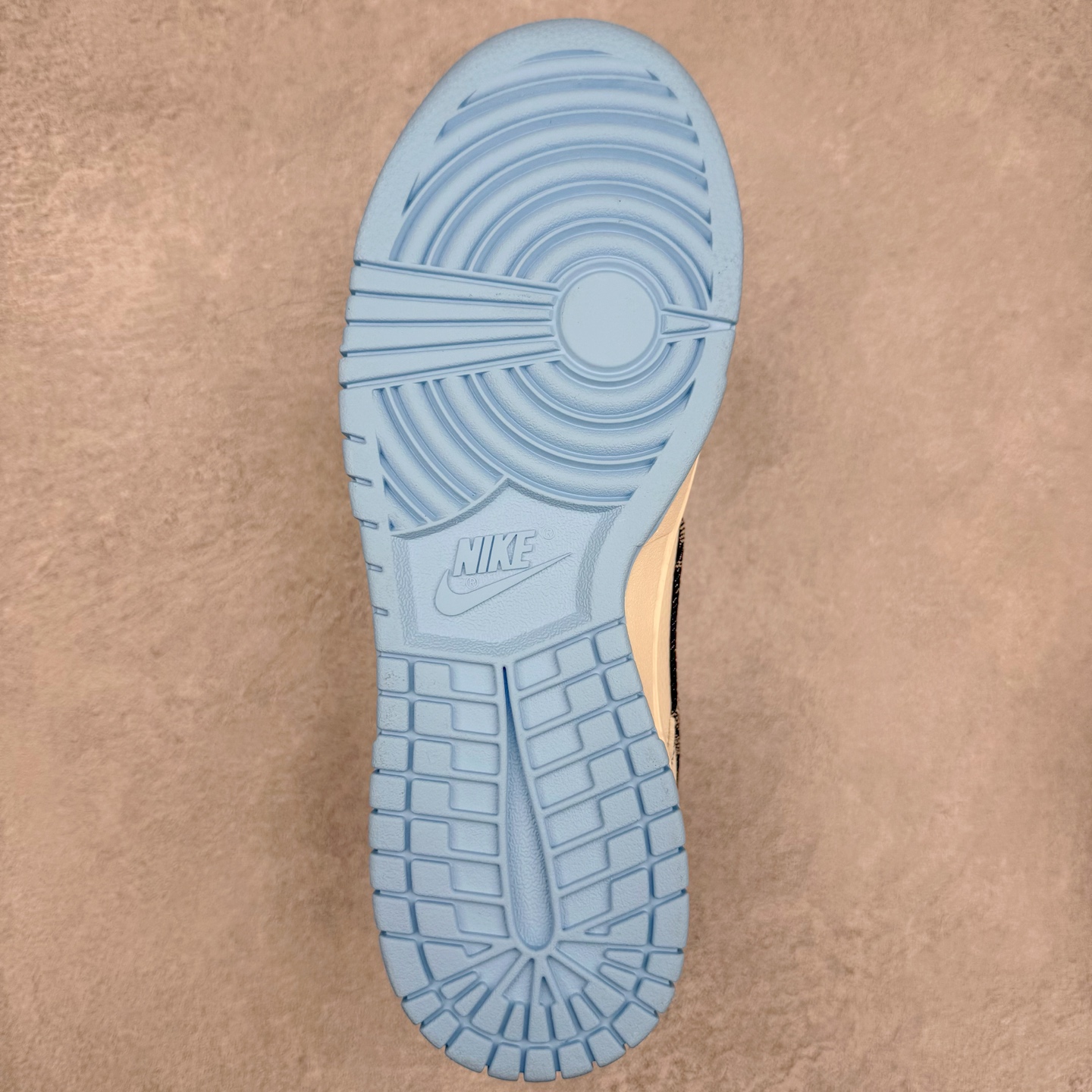 图片[9]-NK Dunk Low 定制配色 FC1688-219 大厂出品 极力推荐 原装头层材料 独家版型蒸餾加工帶來的是更好的视觉和脚感体验大厂纯原品质出货 清洁度 电绣工艺 皮料切割干净无任何毛边 细节完美 实拍调校N版已经零色差零失真 百分百还原实物色彩所见即所得 不存在货不对板色差等低级问题 选购参考实物拍摄 不混卖不参货 只用心做好货严格选品 承诺混一赔十 尺码：36 36.5 37.5 38 38.5 39 40 40.5 41 42 42.5 43 44 44.5 45-选品中心