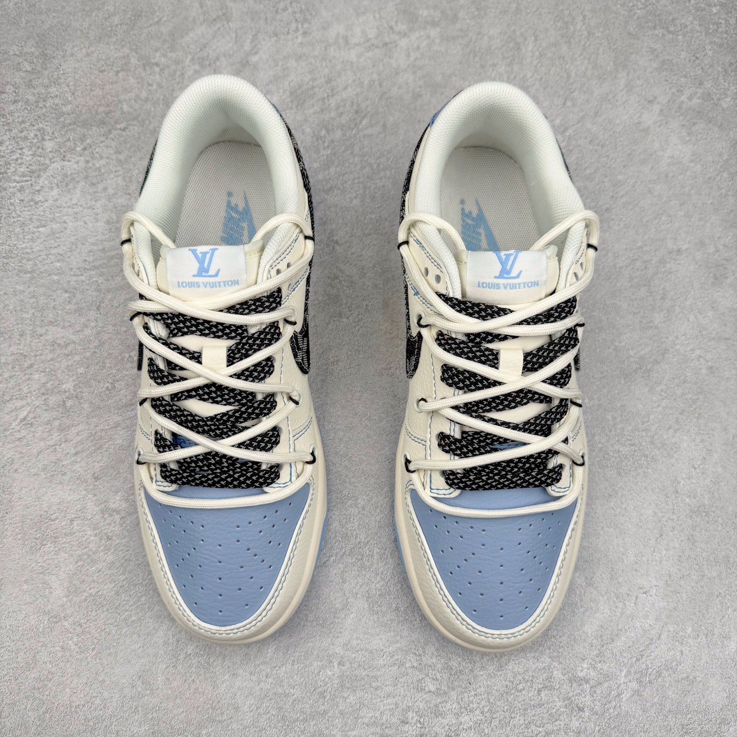 图片[2]-NK Dunk Low 定制配色 FC1688-219 大厂出品 极力推荐 原装头层材料 独家版型蒸餾加工帶來的是更好的视觉和脚感体验大厂纯原品质出货 清洁度 电绣工艺 皮料切割干净无任何毛边 细节完美 实拍调校N版已经零色差零失真 百分百还原实物色彩所见即所得 不存在货不对板色差等低级问题 选购参考实物拍摄 不混卖不参货 只用心做好货严格选品 承诺混一赔十 尺码：36 36.5 37.5 38 38.5 39 40 40.5 41 42 42.5 43 44 44.5 45-选品中心