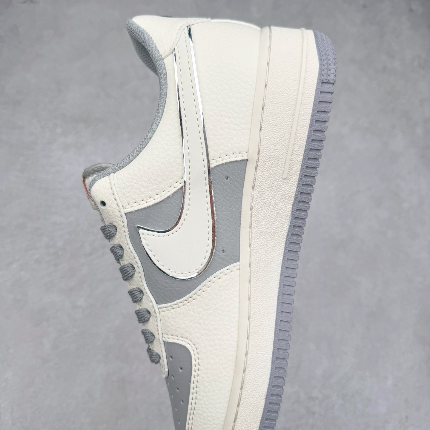 图片[7]-NK Air Force 1´07 Low 空军一号低帮百搭休闲运动板鞋 HH7518-058 柔软、弹性十足的缓震性能和出色的中底设计 横跨复古与现代的外型结合 造就出风靡全球 三十多年的Force 1 直到今天还深受青睐 实拍调校N版已经零色差零失真 百分百还原实物色彩所见即所得 不存在货不对板色差等低级问题 选购参考实物拍摄 不混卖不参货 只用心做好货严格选品 承诺混一赔十 尺码：36 36.5 37.5 38 38.5 39 40 40.5 41 42 42.5 43 44 44.5 45-选品中心