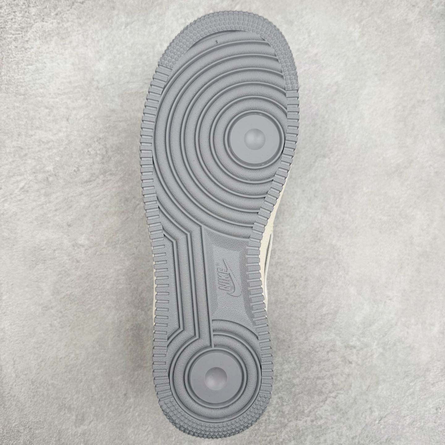 图片[9]-NK Air Force 1´07 Low 空军一号低帮百搭休闲运动板鞋 HH7518-058 柔软、弹性十足的缓震性能和出色的中底设计 横跨复古与现代的外型结合 造就出风靡全球 三十多年的Force 1 直到今天还深受青睐 实拍调校N版已经零色差零失真 百分百还原实物色彩所见即所得 不存在货不对板色差等低级问题 选购参考实物拍摄 不混卖不参货 只用心做好货严格选品 承诺混一赔十 尺码：36 36.5 37.5 38 38.5 39 40 40.5 41 42 42.5 43 44 44.5 45-选品中心