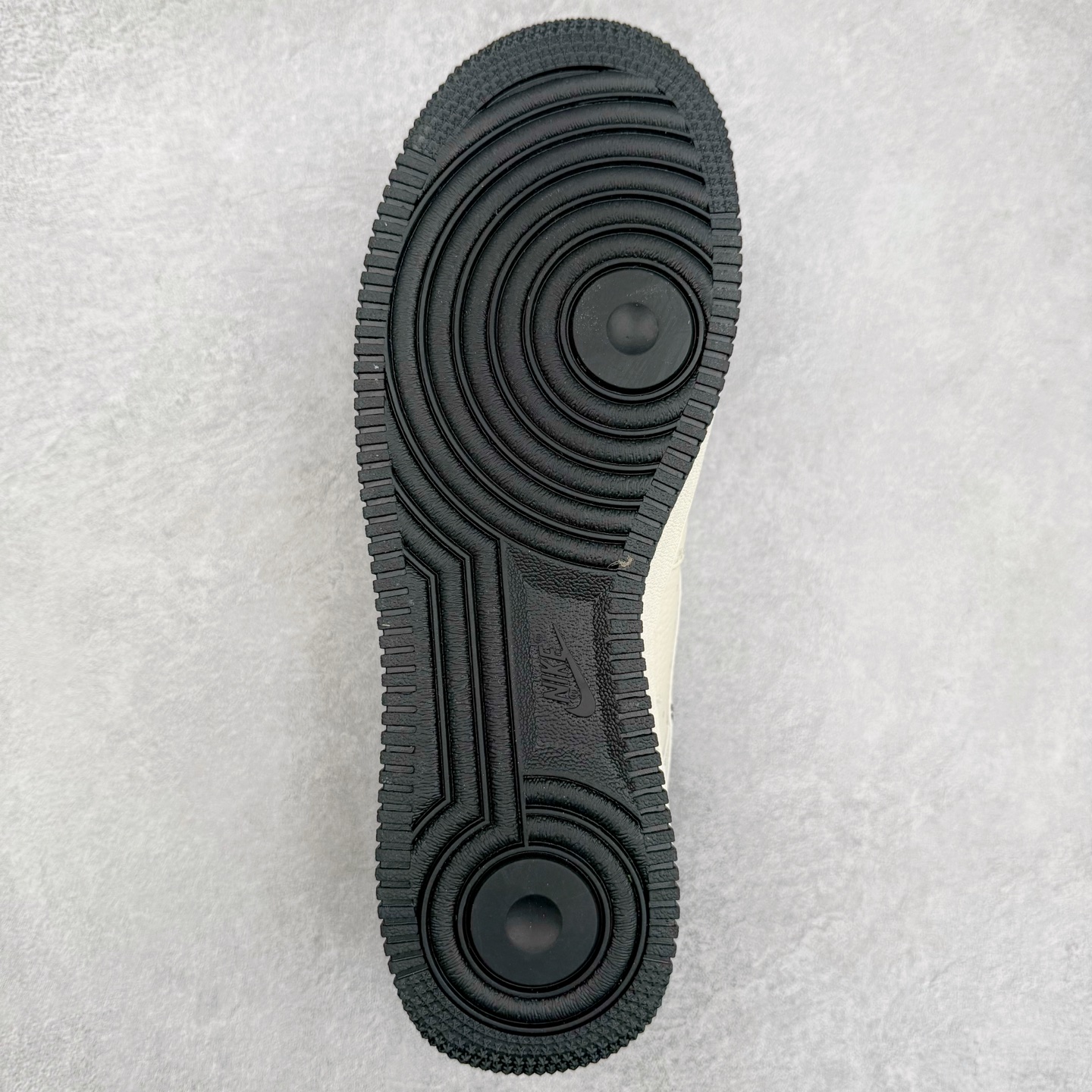 图片[9]-NK Air Force 1´07 Low 空军一号低帮百搭休闲运动板鞋 DF0188-054 柔软、弹性十足的缓震性能和出色的中底设计 横跨复古与现代的外型结合 造就出风靡全球 三十多年的Force 1 直到今天还深受青睐 实拍调校N版已经零色差零失真 百分百还原实物色彩所见即所得 不存在货不对板色差等低级问题 选购参考实物拍摄 不混卖不参货 只用心做好货严格选品 承诺混一赔十 尺码：36 36.5 37.5 38 38.5 39 40 40.5 41 42 42.5 43 44 44.5 45-选品中心