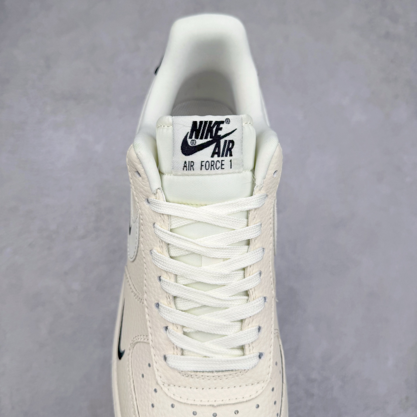 图片[5]-NK Air Force 1´07 Low 空军一号低帮百搭休闲运动板鞋 DF0188-054 柔软、弹性十足的缓震性能和出色的中底设计 横跨复古与现代的外型结合 造就出风靡全球 三十多年的Force 1 直到今天还深受青睐 实拍调校N版已经零色差零失真 百分百还原实物色彩所见即所得 不存在货不对板色差等低级问题 选购参考实物拍摄 不混卖不参货 只用心做好货严格选品 承诺混一赔十 尺码：36 36.5 37.5 38 38.5 39 40 40.5 41 42 42.5 43 44 44.5 45-选品中心