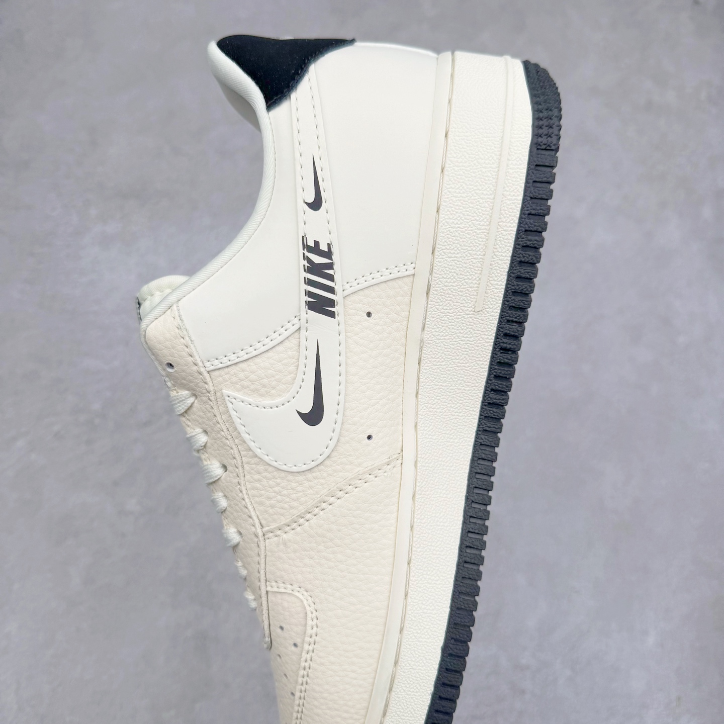 图片[7]-NK Air Force 1´07 Low 空军一号低帮百搭休闲运动板鞋 DF0188-054 柔软、弹性十足的缓震性能和出色的中底设计 横跨复古与现代的外型结合 造就出风靡全球 三十多年的Force 1 直到今天还深受青睐 实拍调校N版已经零色差零失真 百分百还原实物色彩所见即所得 不存在货不对板色差等低级问题 选购参考实物拍摄 不混卖不参货 只用心做好货严格选品 承诺混一赔十 尺码：36 36.5 37.5 38 38.5 39 40 40.5 41 42 42.5 43 44 44.5 45-选品中心