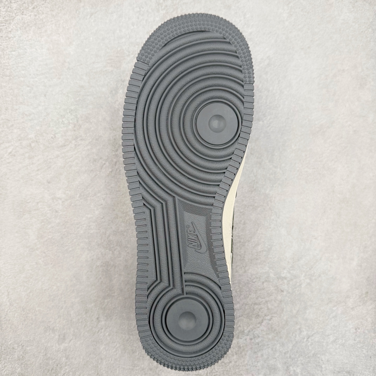 图片[9]-NK Air Force 1´07 Low 空军一号低帮百搭休闲运动板鞋 XS1958-570 柔软、弹性十足的缓震性能和出色的中底设计 横跨复古与现代的外型结合 造就出风靡全球 三十多年的Force 1 直到今天还深受青睐 实拍调校N版已经零色差零失真 百分百还原实物色彩所见即所得 不存在货不对板色差等低级问题 选购参考实物拍摄 不混卖不参货 只用心做好货严格选品 承诺混一赔十 尺码：36 36.5 37.5 38 38.5 39 40 40.5 41 42 42.5 43 44 44.5 45-选品中心