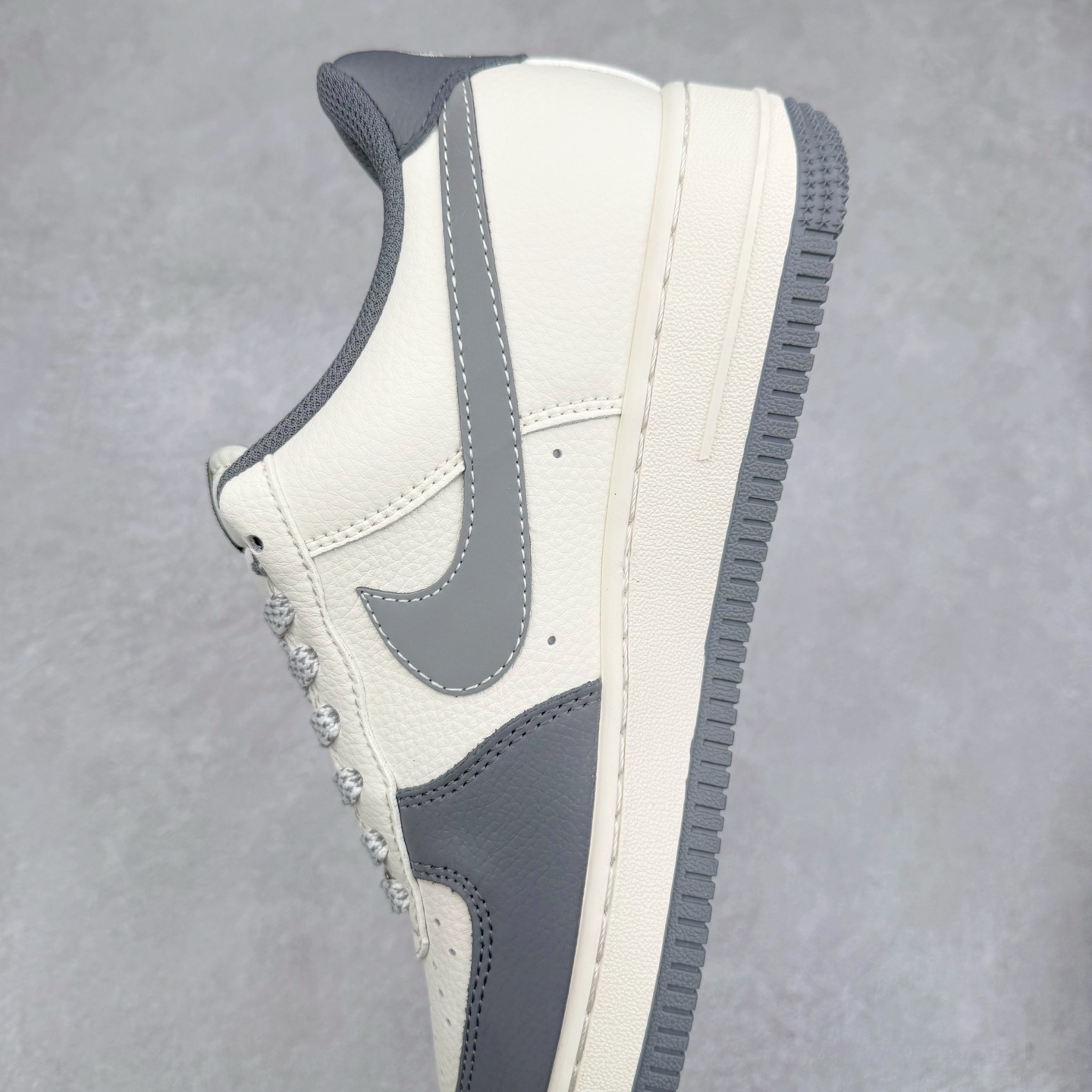 图片[7]-NK Air Force 1´07 Low 空军一号低帮百搭休闲运动板鞋 XS1958-570 柔软、弹性十足的缓震性能和出色的中底设计 横跨复古与现代的外型结合 造就出风靡全球 三十多年的Force 1 直到今天还深受青睐 实拍调校N版已经零色差零失真 百分百还原实物色彩所见即所得 不存在货不对板色差等低级问题 选购参考实物拍摄 不混卖不参货 只用心做好货严格选品 承诺混一赔十 尺码：36 36.5 37.5 38 38.5 39 40 40.5 41 42 42.5 43 44 44.5 45-选品中心