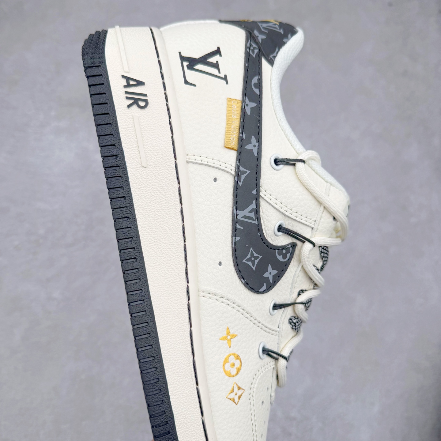 图片[6]-NK Air Force 1´07 Low 空军一号低帮百搭休闲运动板鞋 DM6868-061 柔软、弹性十足的缓震性能和出色的中底设计 横跨复古与现代的外型结合 造就出风靡全球 三十多年的Force 1 直到今天还深受青睐 实拍调校N版已经零色差零失真 百分百还原实物色彩所见即所得 不存在货不对板色差等低级问题 选购参考实物拍摄 不混卖不参货 只用心做好货严格选品 承诺混一赔十 尺码：36 36.5 37.5 38 38.5 39 40 40.5 41 42 42.5 43 44 44.5 45-选品中心