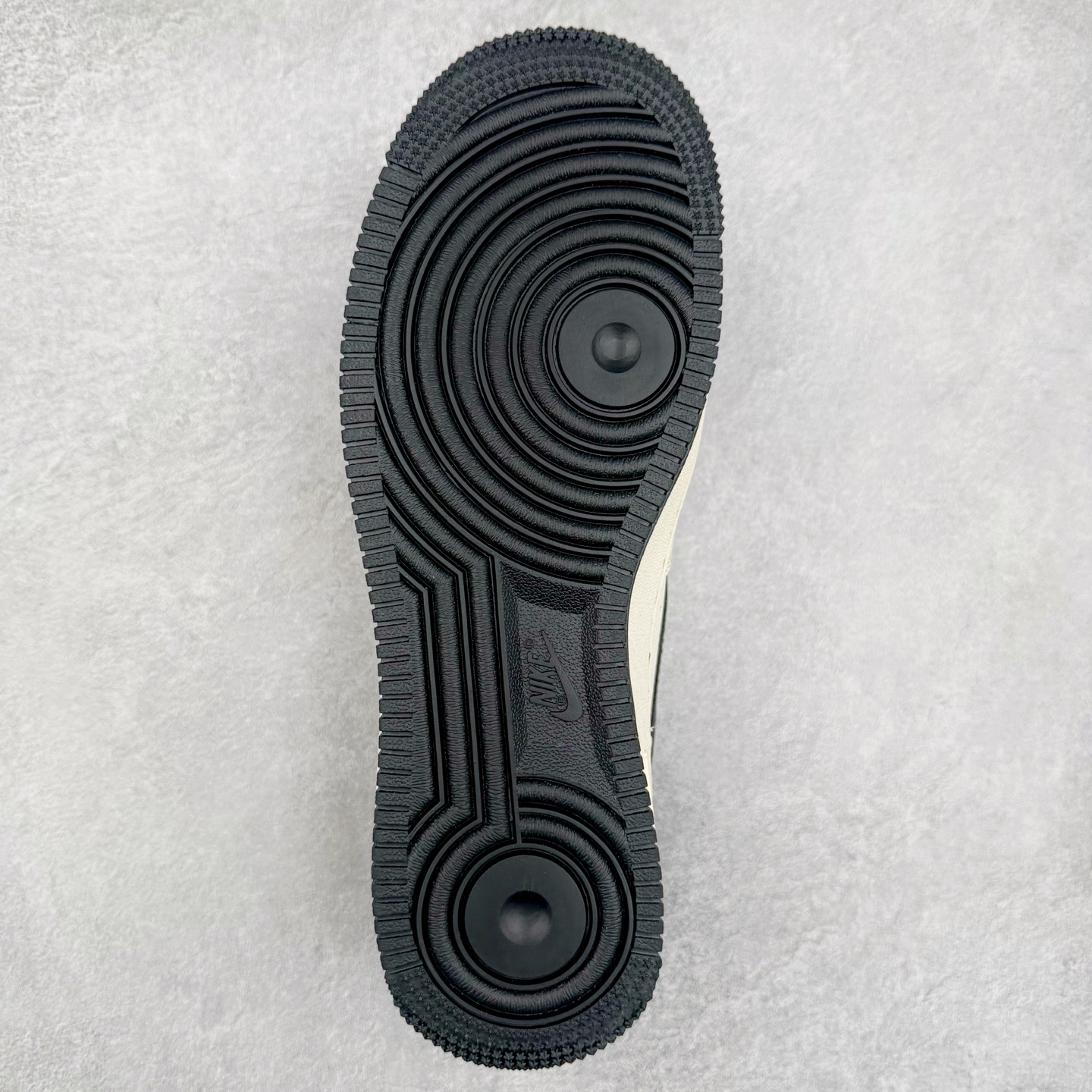 图片[9]-NK Air Force 1´07 Low 空军一号低帮百搭休闲运动板鞋 DM6868-061 柔软、弹性十足的缓震性能和出色的中底设计 横跨复古与现代的外型结合 造就出风靡全球 三十多年的Force 1 直到今天还深受青睐 实拍调校N版已经零色差零失真 百分百还原实物色彩所见即所得 不存在货不对板色差等低级问题 选购参考实物拍摄 不混卖不参货 只用心做好货严格选品 承诺混一赔十 尺码：36 36.5 37.5 38 38.5 39 40 40.5 41 42 42.5 43 44 44.5 45-选品中心