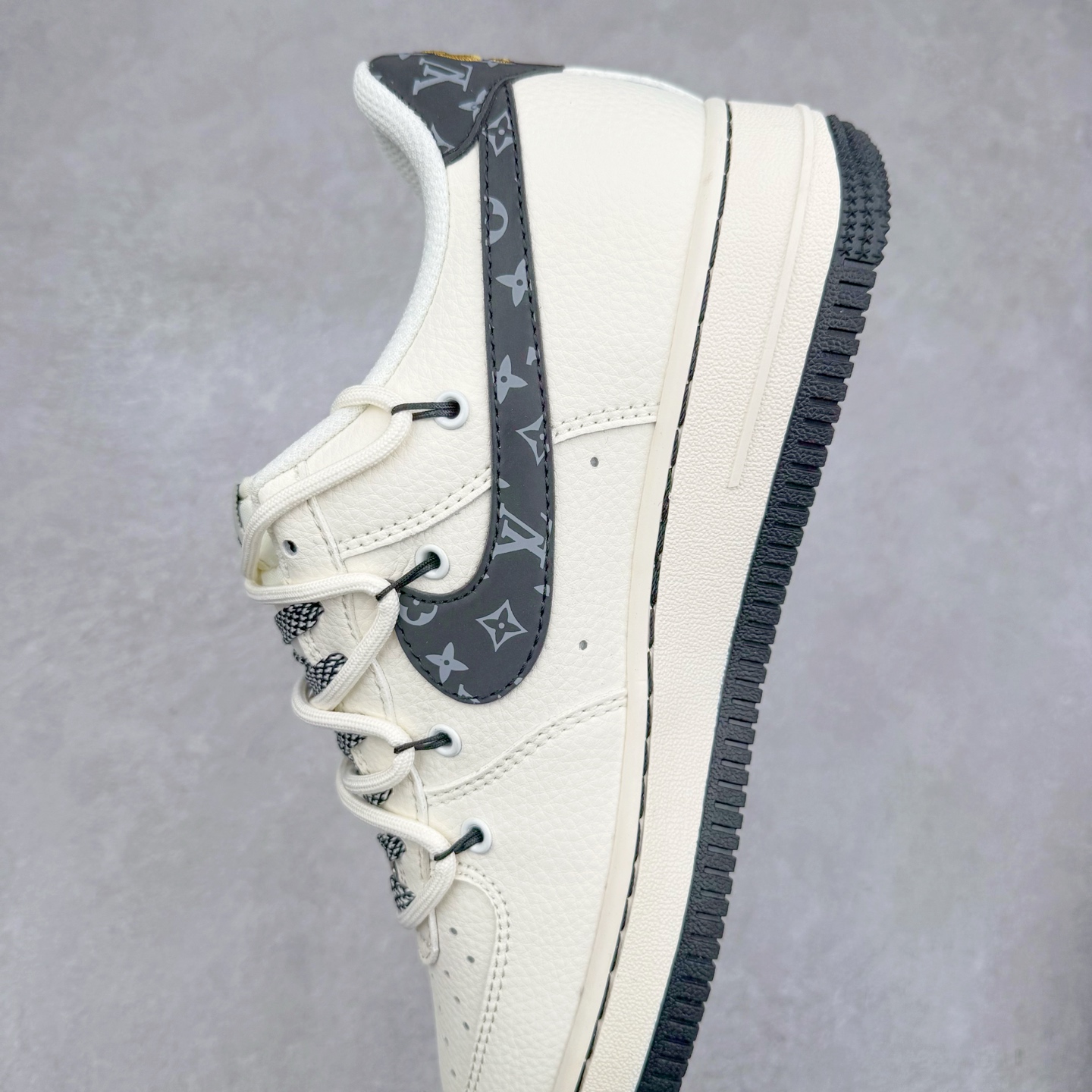 图片[7]-NK Air Force 1´07 Low 空军一号低帮百搭休闲运动板鞋 DM6868-061 柔软、弹性十足的缓震性能和出色的中底设计 横跨复古与现代的外型结合 造就出风靡全球 三十多年的Force 1 直到今天还深受青睐 实拍调校N版已经零色差零失真 百分百还原实物色彩所见即所得 不存在货不对板色差等低级问题 选购参考实物拍摄 不混卖不参货 只用心做好货严格选品 承诺混一赔十 尺码：36 36.5 37.5 38 38.5 39 40 40.5 41 42 42.5 43 44 44.5 45-选品中心