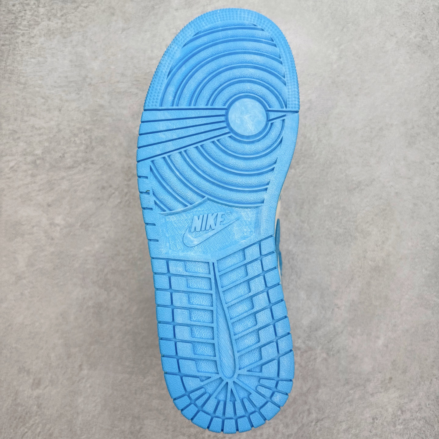 图片[9]-＃OG纯原 Air Jordan AJ1 Retro High 氧化北卡蓝 DZ5485-402 原盒原配 原厂拉帮工艺 针距密度一致 全新升级网板中底 原楦原纸板开发 后跟弧度收口自然不对折 极致一眼正品既视感 原厂皮料 进口玻璃冲刀皮料裁剪零毛边 承诺百分百一致原鞋 全鞋电脑针车工艺 鞋面清洁度最高QC检验标准 控制溢胶 飞翼3D高频深度立体 鞋盒、防尘纸 均采购来自原厂 尺码：36 36.5 37.5 38 38.5 39 40 40.5 41 42 42.5 43 44 44.5 45 46 47.5-选品中心