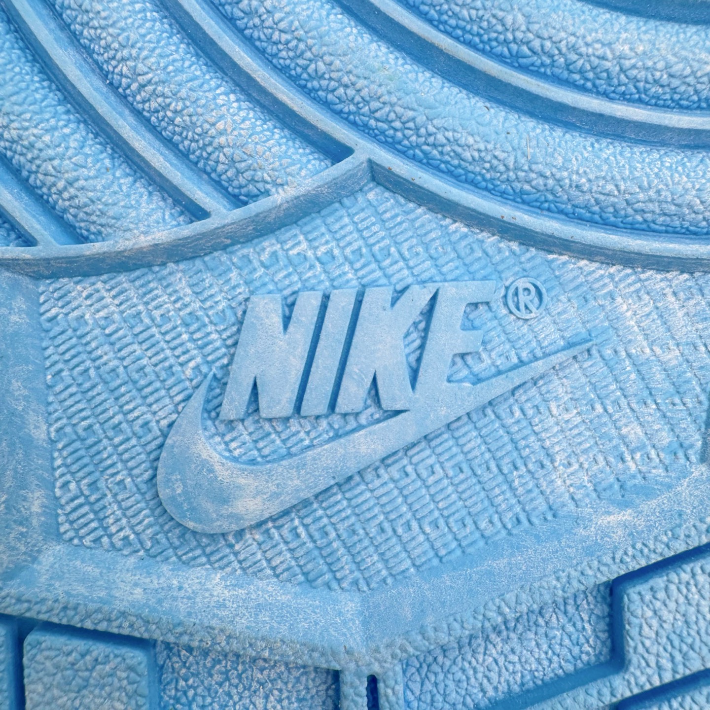 图片[17]-＃OG纯原 Air Jordan AJ1 Retro High 氧化北卡蓝 DZ5485-402 原盒原配 原厂拉帮工艺 针距密度一致 全新升级网板中底 原楦原纸板开发 后跟弧度收口自然不对折 极致一眼正品既视感 原厂皮料 进口玻璃冲刀皮料裁剪零毛边 承诺百分百一致原鞋 全鞋电脑针车工艺 鞋面清洁度最高QC检验标准 控制溢胶 飞翼3D高频深度立体 鞋盒、防尘纸 均采购来自原厂 尺码：36 36.5 37.5 38 38.5 39 40 40.5 41 42 42.5 43 44 44.5 45 46 47.5-选品中心