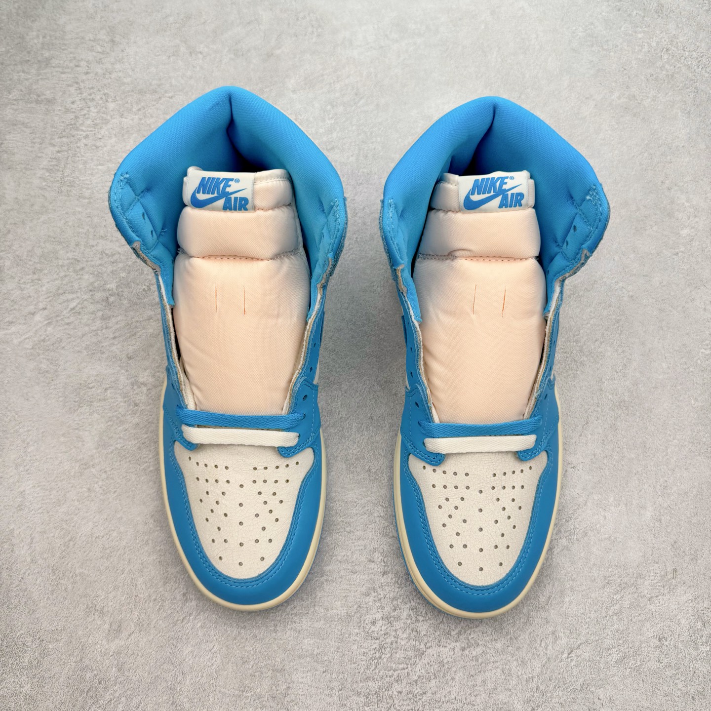图片[2]-＃OG纯原 Air Jordan AJ1 Retro High 氧化北卡蓝 DZ5485-402 原盒原配 原厂拉帮工艺 针距密度一致 全新升级网板中底 原楦原纸板开发 后跟弧度收口自然不对折 极致一眼正品既视感 原厂皮料 进口玻璃冲刀皮料裁剪零毛边 承诺百分百一致原鞋 全鞋电脑针车工艺 鞋面清洁度最高QC检验标准 控制溢胶 飞翼3D高频深度立体 鞋盒、防尘纸 均采购来自原厂 尺码：36 36.5 37.5 38 38.5 39 40 40.5 41 42 42.5 43 44 44.5 45 46 47.5-选品中心