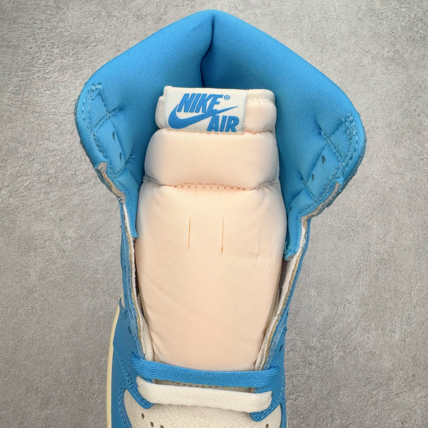 图片[5]-＃OG纯原 Air Jordan AJ1 Retro High 氧化北卡蓝 DZ5485-402 原盒原配 原厂拉帮工艺 针距密度一致 全新升级网板中底 原楦原纸板开发 后跟弧度收口自然不对折 极致一眼正品既视感 原厂皮料 进口玻璃冲刀皮料裁剪零毛边 承诺百分百一致原鞋 全鞋电脑针车工艺 鞋面清洁度最高QC检验标准 控制溢胶 飞翼3D高频深度立体 鞋盒、防尘纸 均采购来自原厂 尺码：36 36.5 37.5 38 38.5 39 40 40.5 41 42 42.5 43 44 44.5 45 46 47.5-选品中心