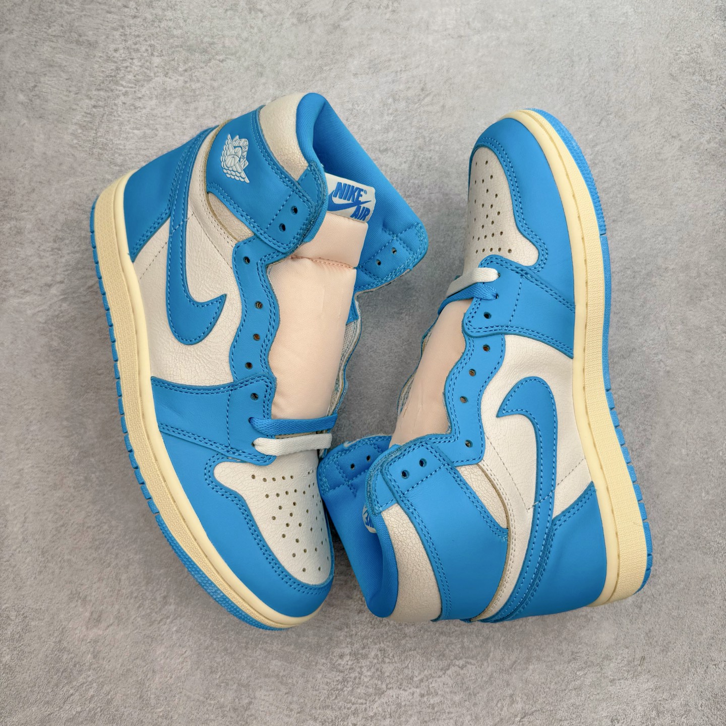 图片[3]-＃OG纯原 Air Jordan AJ1 Retro High 氧化北卡蓝 DZ5485-402 原盒原配 原厂拉帮工艺 针距密度一致 全新升级网板中底 原楦原纸板开发 后跟弧度收口自然不对折 极致一眼正品既视感 原厂皮料 进口玻璃冲刀皮料裁剪零毛边 承诺百分百一致原鞋 全鞋电脑针车工艺 鞋面清洁度最高QC检验标准 控制溢胶 飞翼3D高频深度立体 鞋盒、防尘纸 均采购来自原厂 尺码：36 36.5 37.5 38 38.5 39 40 40.5 41 42 42.5 43 44 44.5 45 46 47.5-选品中心