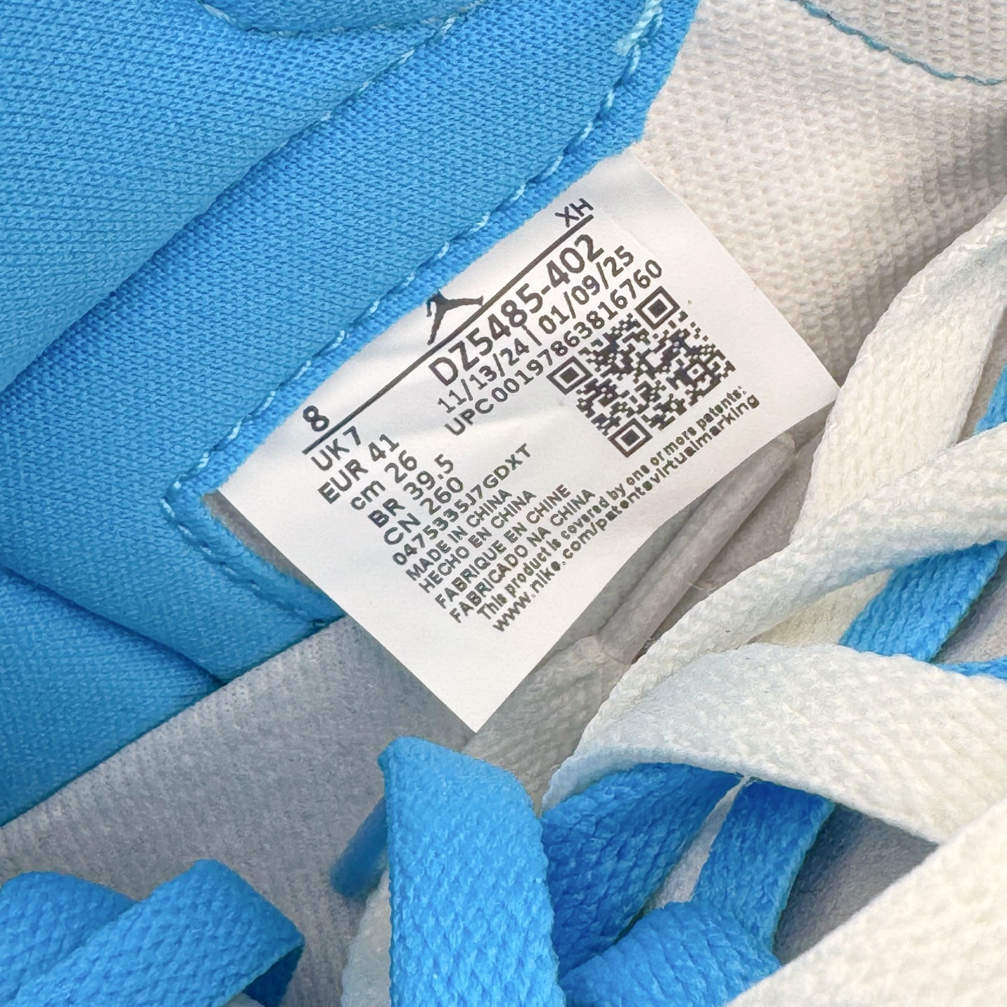 图片[11]-＃OG纯原 Air Jordan AJ1 Retro High 氧化北卡蓝 DZ5485-402 原盒原配 原厂拉帮工艺 针距密度一致 全新升级网板中底 原楦原纸板开发 后跟弧度收口自然不对折 极致一眼正品既视感 原厂皮料 进口玻璃冲刀皮料裁剪零毛边 承诺百分百一致原鞋 全鞋电脑针车工艺 鞋面清洁度最高QC检验标准 控制溢胶 飞翼3D高频深度立体 鞋盒、防尘纸 均采购来自原厂 尺码：36 36.5 37.5 38 38.5 39 40 40.5 41 42 42.5 43 44 44.5 45 46 47.5-选品中心