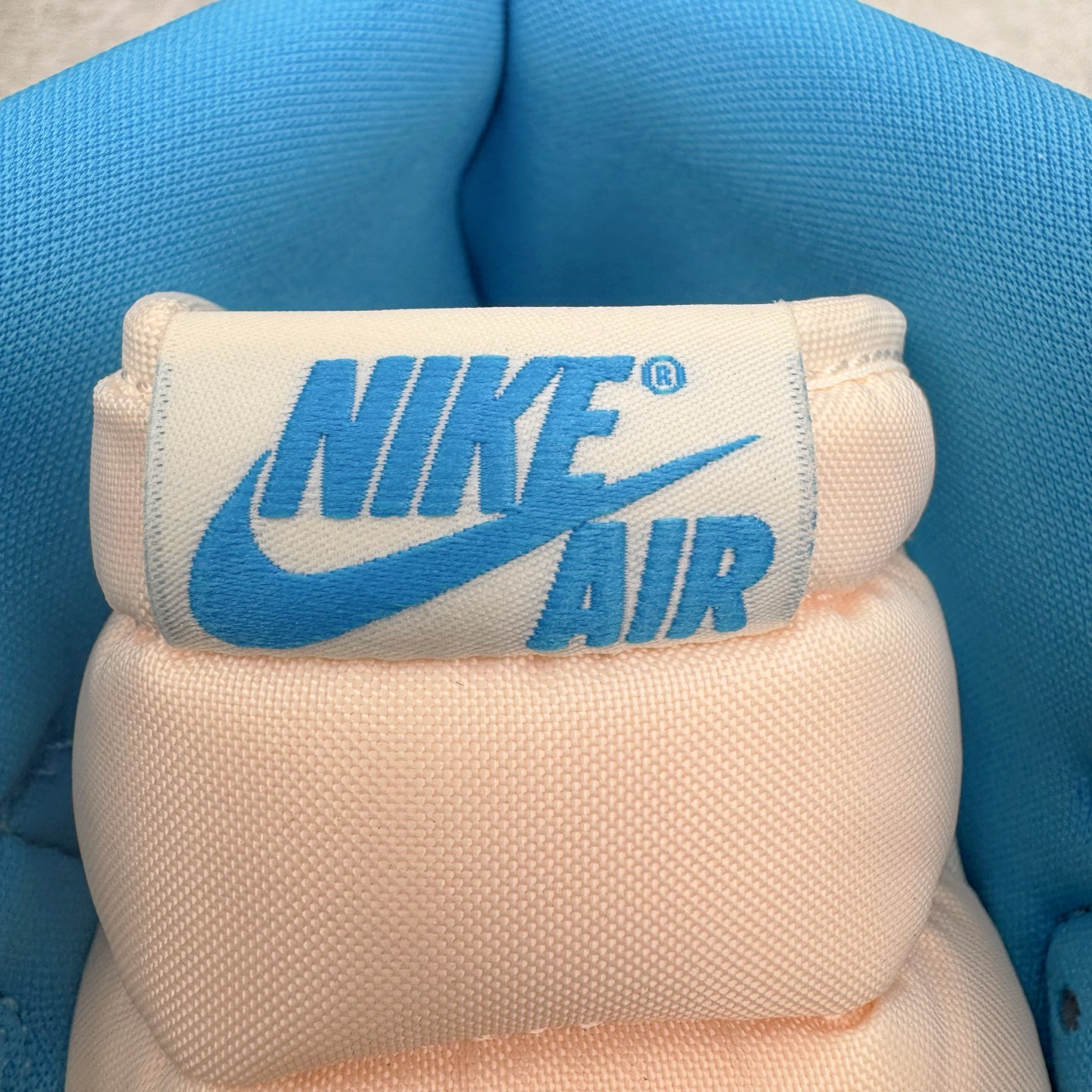 图片[12]-＃OG纯原 Air Jordan AJ1 Retro High 氧化北卡蓝 DZ5485-402 原盒原配 原厂拉帮工艺 针距密度一致 全新升级网板中底 原楦原纸板开发 后跟弧度收口自然不对折 极致一眼正品既视感 原厂皮料 进口玻璃冲刀皮料裁剪零毛边 承诺百分百一致原鞋 全鞋电脑针车工艺 鞋面清洁度最高QC检验标准 控制溢胶 飞翼3D高频深度立体 鞋盒、防尘纸 均采购来自原厂 尺码：36 36.5 37.5 38 38.5 39 40 40.5 41 42 42.5 43 44 44.5 45 46 47.5-选品中心