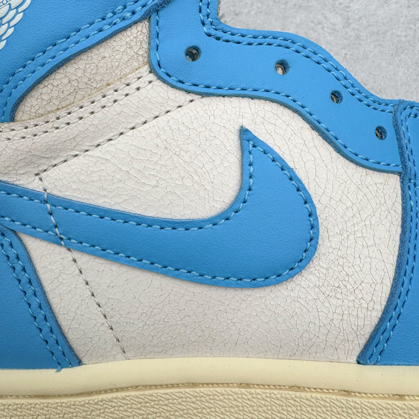 图片[15]-＃OG纯原 Air Jordan AJ1 Retro High 氧化北卡蓝 DZ5485-402 原盒原配 原厂拉帮工艺 针距密度一致 全新升级网板中底 原楦原纸板开发 后跟弧度收口自然不对折 极致一眼正品既视感 原厂皮料 进口玻璃冲刀皮料裁剪零毛边 承诺百分百一致原鞋 全鞋电脑针车工艺 鞋面清洁度最高QC检验标准 控制溢胶 飞翼3D高频深度立体 鞋盒、防尘纸 均采购来自原厂 尺码：36 36.5 37.5 38 38.5 39 40 40.5 41 42 42.5 43 44 44.5 45 46 47.5-选品中心