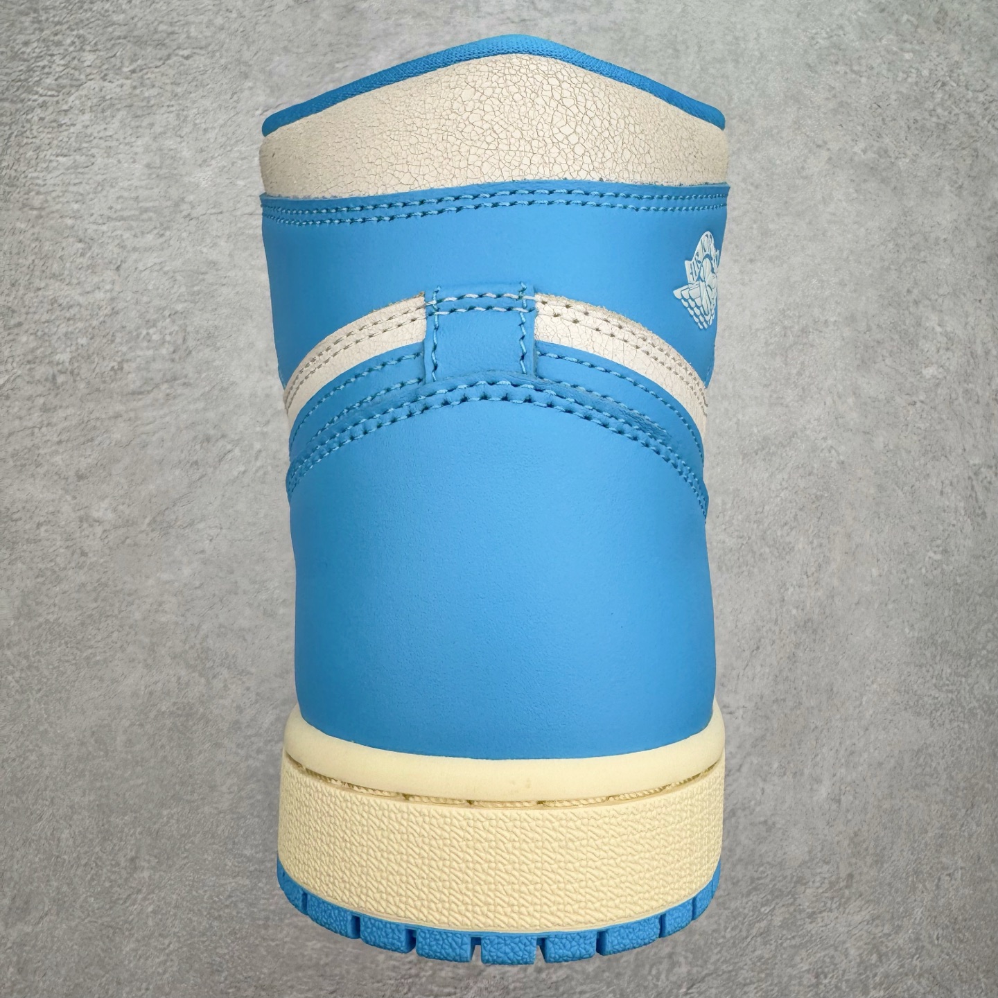 图片[8]-＃OG纯原 Air Jordan AJ1 Retro High 氧化北卡蓝 DZ5485-402 原盒原配 原厂拉帮工艺 针距密度一致 全新升级网板中底 原楦原纸板开发 后跟弧度收口自然不对折 极致一眼正品既视感 原厂皮料 进口玻璃冲刀皮料裁剪零毛边 承诺百分百一致原鞋 全鞋电脑针车工艺 鞋面清洁度最高QC检验标准 控制溢胶 飞翼3D高频深度立体 鞋盒、防尘纸 均采购来自原厂 尺码：36 36.5 37.5 38 38.5 39 40 40.5 41 42 42.5 43 44 44.5 45 46 47.5-选品中心