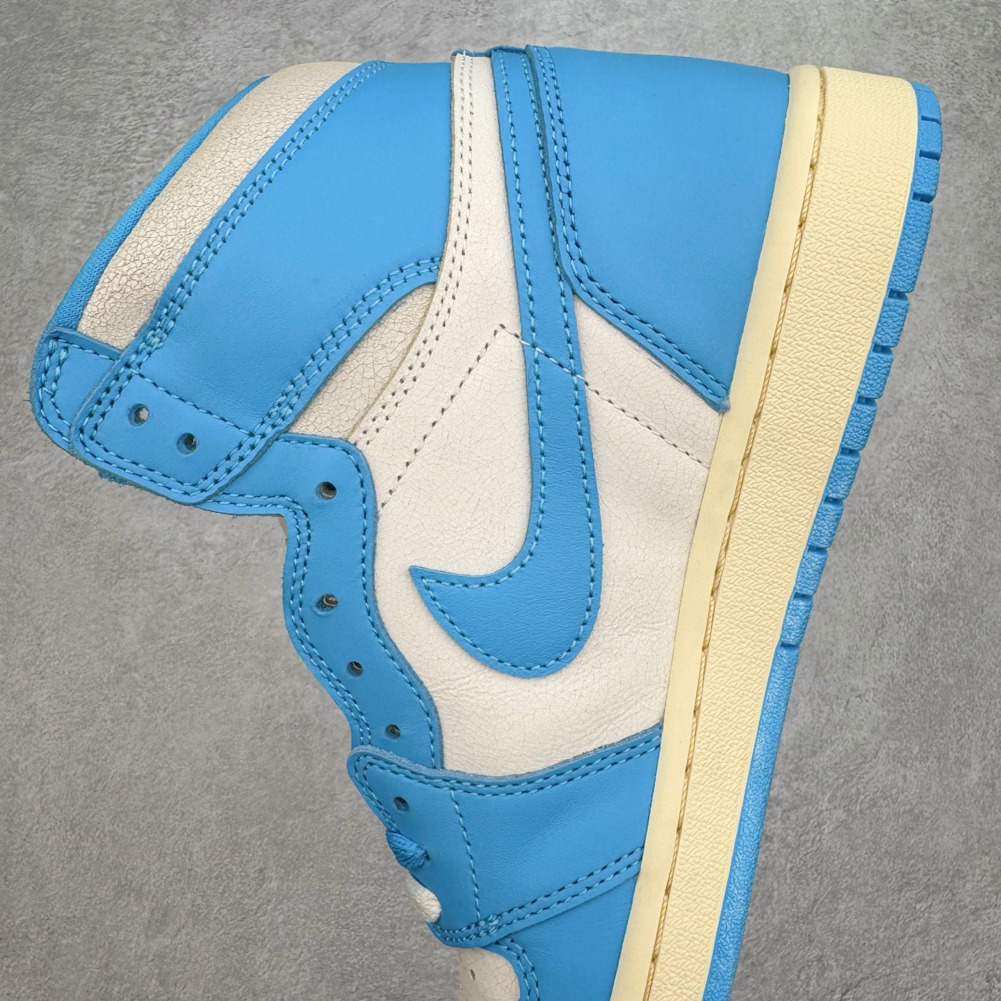 图片[7]-＃OG纯原 Air Jordan AJ1 Retro High 氧化北卡蓝 DZ5485-402 原盒原配 原厂拉帮工艺 针距密度一致 全新升级网板中底 原楦原纸板开发 后跟弧度收口自然不对折 极致一眼正品既视感 原厂皮料 进口玻璃冲刀皮料裁剪零毛边 承诺百分百一致原鞋 全鞋电脑针车工艺 鞋面清洁度最高QC检验标准 控制溢胶 飞翼3D高频深度立体 鞋盒、防尘纸 均采购来自原厂 尺码：36 36.5 37.5 38 38.5 39 40 40.5 41 42 42.5 43 44 44.5 45 46 47.5-选品中心