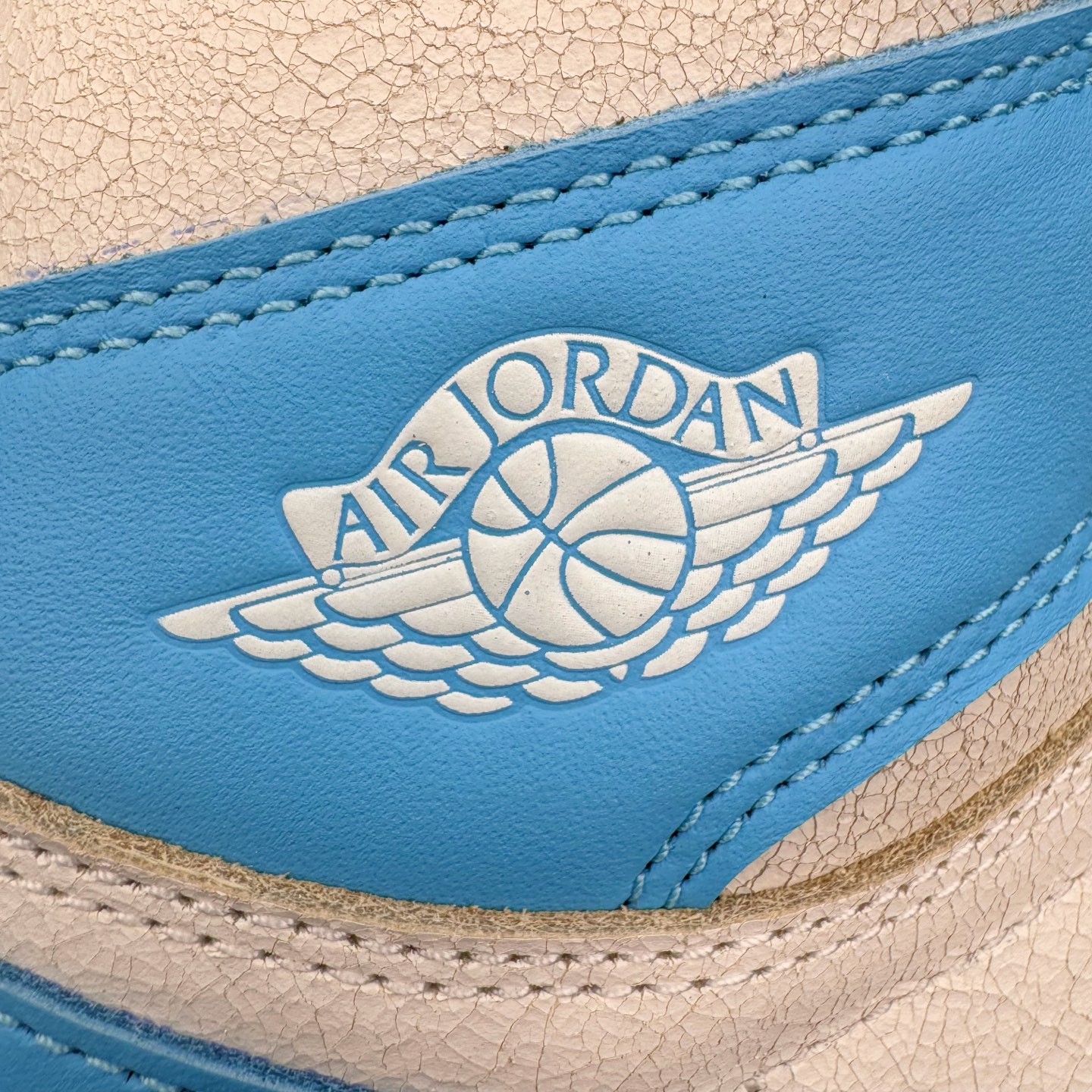 图片[14]-＃OG纯原 Air Jordan AJ1 Retro High 氧化北卡蓝 DZ5485-402 原盒原配 原厂拉帮工艺 针距密度一致 全新升级网板中底 原楦原纸板开发 后跟弧度收口自然不对折 极致一眼正品既视感 原厂皮料 进口玻璃冲刀皮料裁剪零毛边 承诺百分百一致原鞋 全鞋电脑针车工艺 鞋面清洁度最高QC检验标准 控制溢胶 飞翼3D高频深度立体 鞋盒、防尘纸 均采购来自原厂 尺码：36 36.5 37.5 38 38.5 39 40 40.5 41 42 42.5 43 44 44.5 45 46 47.5-选品中心