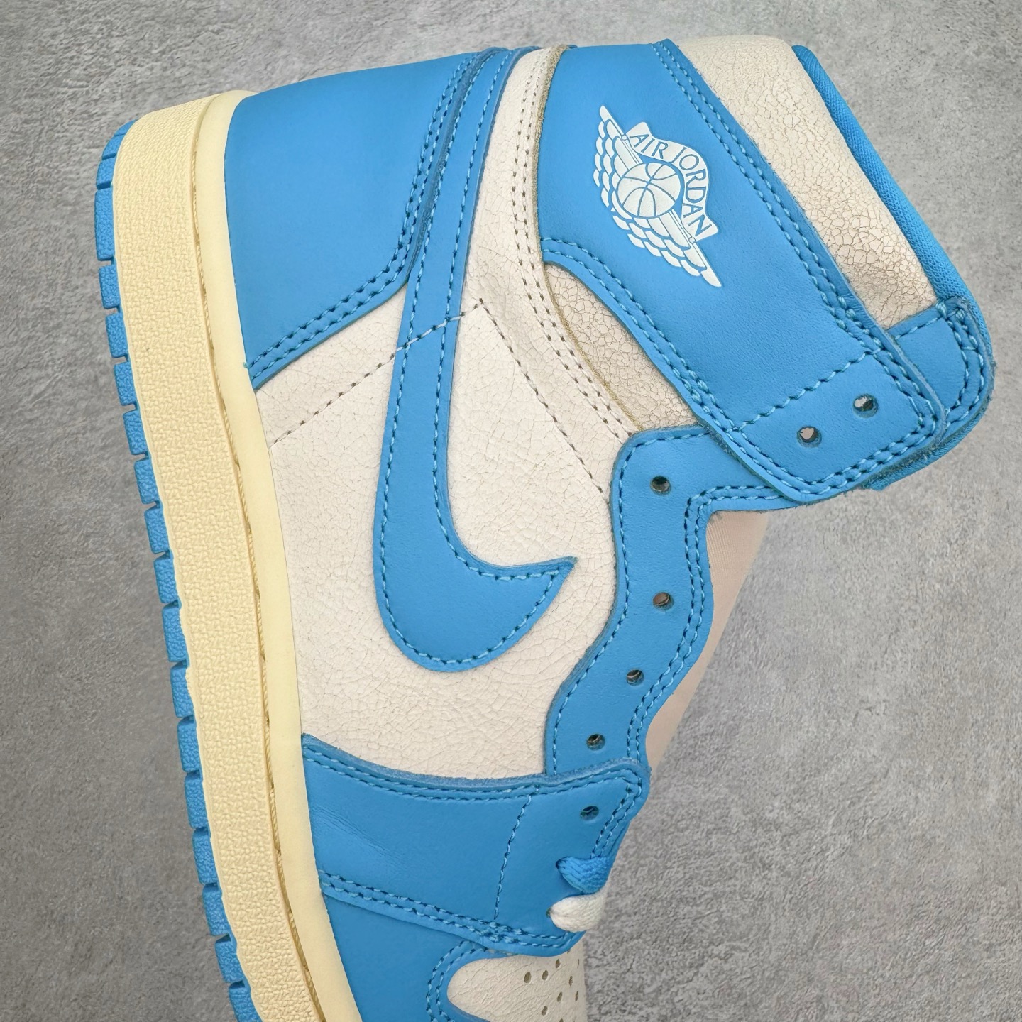 图片[6]-＃OG纯原 Air Jordan AJ1 Retro High 氧化北卡蓝 DZ5485-402 原盒原配 原厂拉帮工艺 针距密度一致 全新升级网板中底 原楦原纸板开发 后跟弧度收口自然不对折 极致一眼正品既视感 原厂皮料 进口玻璃冲刀皮料裁剪零毛边 承诺百分百一致原鞋 全鞋电脑针车工艺 鞋面清洁度最高QC检验标准 控制溢胶 飞翼3D高频深度立体 鞋盒、防尘纸 均采购来自原厂 尺码：36 36.5 37.5 38 38.5 39 40 40.5 41 42 42.5 43 44 44.5 45 46 47.5-选品中心
