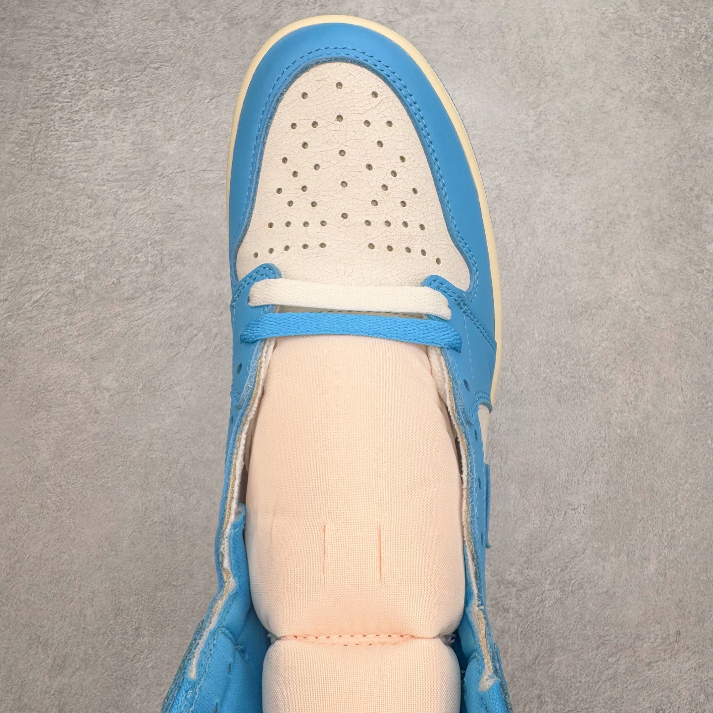 图片[4]-＃OG纯原 Air Jordan AJ1 Retro High 氧化北卡蓝 DZ5485-402 原盒原配 原厂拉帮工艺 针距密度一致 全新升级网板中底 原楦原纸板开发 后跟弧度收口自然不对折 极致一眼正品既视感 原厂皮料 进口玻璃冲刀皮料裁剪零毛边 承诺百分百一致原鞋 全鞋电脑针车工艺 鞋面清洁度最高QC检验标准 控制溢胶 飞翼3D高频深度立体 鞋盒、防尘纸 均采购来自原厂 尺码：36 36.5 37.5 38 38.5 39 40 40.5 41 42 42.5 43 44 44.5 45 46 47.5-选品中心