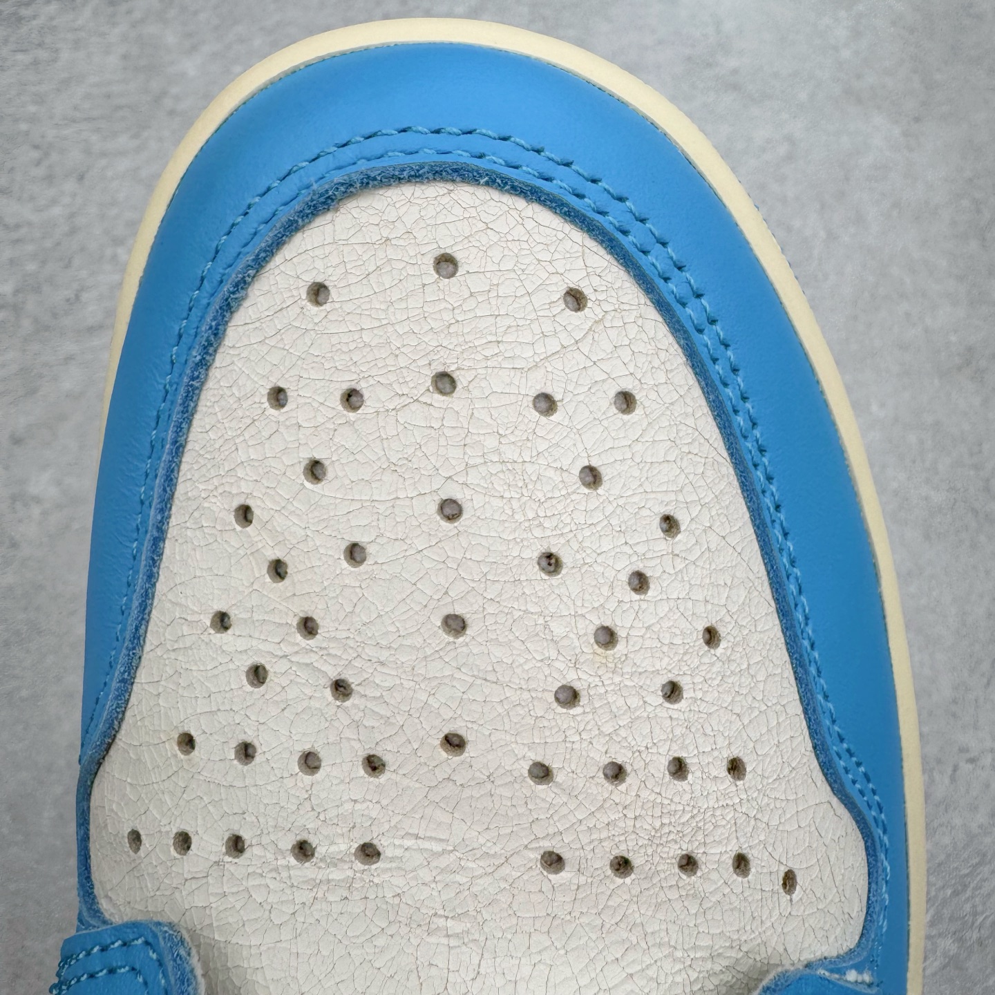 图片[13]-＃OG纯原 Air Jordan AJ1 Retro High 氧化北卡蓝 DZ5485-402 原盒原配 原厂拉帮工艺 针距密度一致 全新升级网板中底 原楦原纸板开发 后跟弧度收口自然不对折 极致一眼正品既视感 原厂皮料 进口玻璃冲刀皮料裁剪零毛边 承诺百分百一致原鞋 全鞋电脑针车工艺 鞋面清洁度最高QC检验标准 控制溢胶 飞翼3D高频深度立体 鞋盒、防尘纸 均采购来自原厂 尺码：36 36.5 37.5 38 38.5 39 40 40.5 41 42 42.5 43 44 44.5 45 46 47.5-选品中心