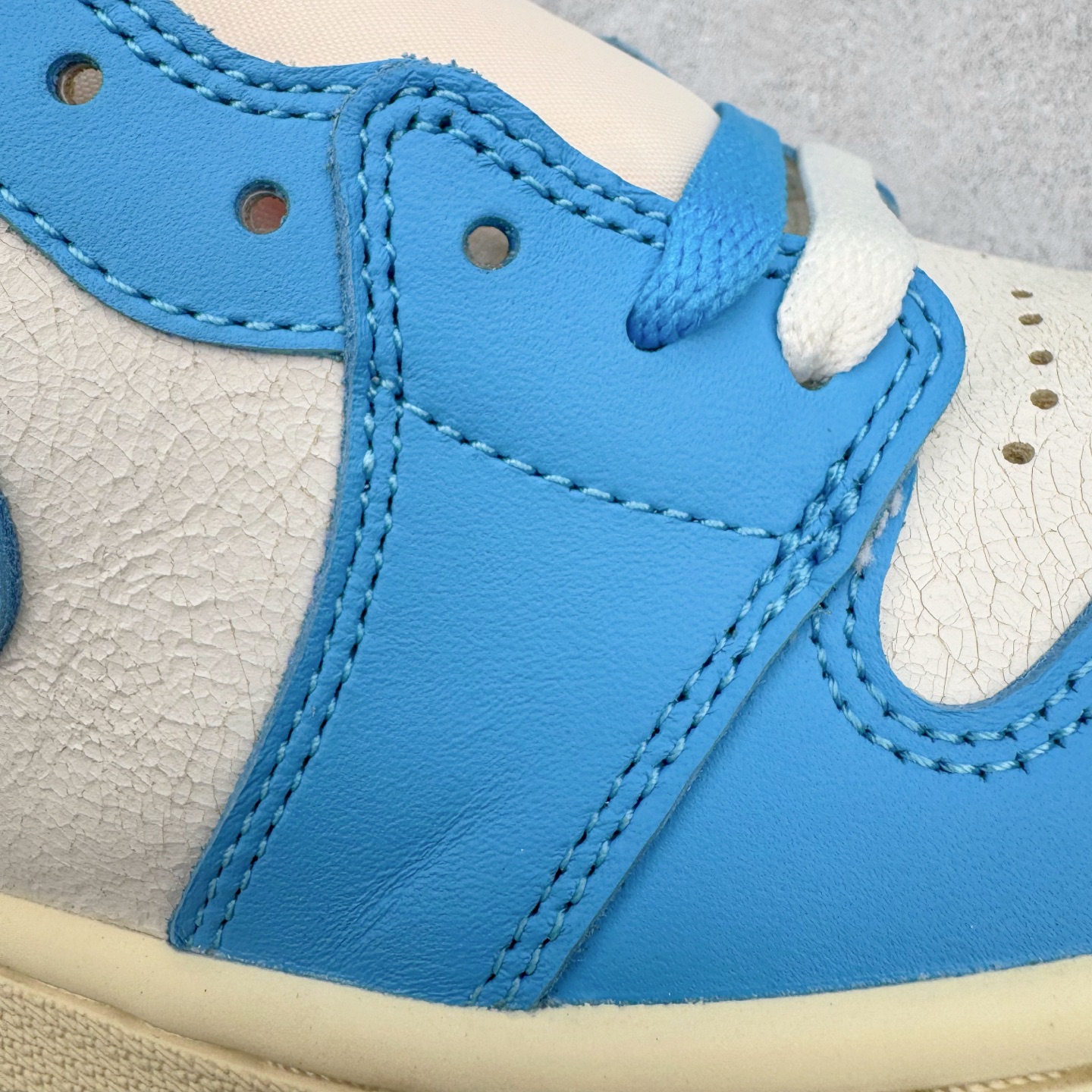 图片[16]-＃OG纯原 Air Jordan AJ1 Retro High 氧化北卡蓝 DZ5485-402 原盒原配 原厂拉帮工艺 针距密度一致 全新升级网板中底 原楦原纸板开发 后跟弧度收口自然不对折 极致一眼正品既视感 原厂皮料 进口玻璃冲刀皮料裁剪零毛边 承诺百分百一致原鞋 全鞋电脑针车工艺 鞋面清洁度最高QC检验标准 控制溢胶 飞翼3D高频深度立体 鞋盒、防尘纸 均采购来自原厂 尺码：36 36.5 37.5 38 38.5 39 40 40.5 41 42 42.5 43 44 44.5 45 46 47.5-选品中心