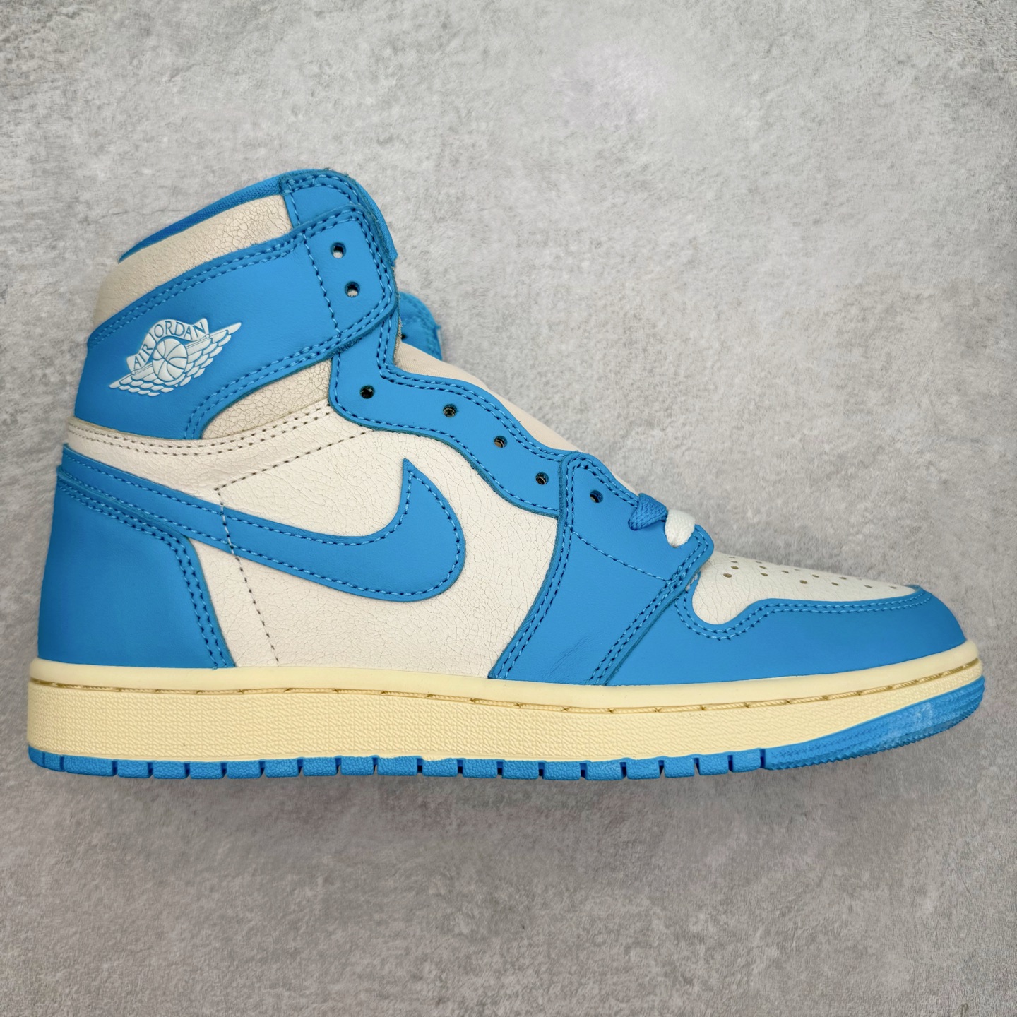 ＃OG纯原 Air Jordan AJ1 Retro High 氧化北卡蓝 DZ5485-402 原盒原配 原厂拉帮工艺 针距密度一致 全新升级网板中底 原楦原纸板开发 后跟弧度收口自然不对折 极致一眼正品既视感 原厂皮料 进口玻璃冲刀皮料裁剪零毛边 承诺百分百一致原鞋 全鞋电脑针车工艺 鞋面清洁度最高QC检验标准 控制溢胶 飞翼3D高频深度立体 鞋盒、防尘纸 均采购来自原厂 尺码：36 36.5 37.5 38 38.5 39 40 40.5 41 42 42.5 43 44 44.5 45 46 47.5-选品中心