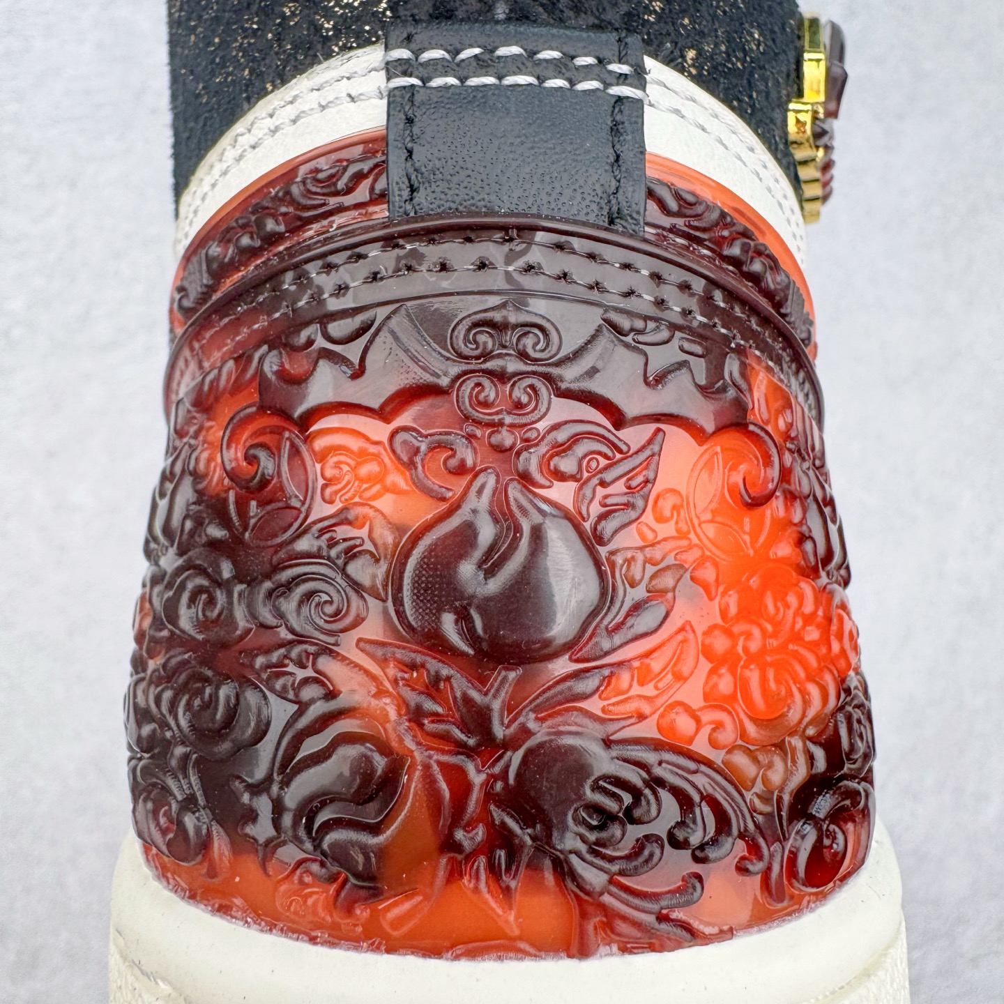 图片[12]-＃KZ神版莞产 Air Jordan AJ1 Retro High 高帮 亚洲限定蛇年CNY 玄武黑白橙 IB3165-091 外贸特供批次 终端控货优势输出 新配色不断更新开发 市场中端王者 全套原纸板楦头开发 确保原汁原味 完美呈现一代版型 一比一鞋头弧度高度鞋身弧度 此版本只针对中端市场 细节品控鞋型随意秒杀市面同价位 鞋型完美 不臃肿别扭 头层皮料加持 用料绝不含糊 进口玻璃冲刀皮料裁剪零毛边 电脑针车工艺 超高鞋面清洁度 最高QC检验标准 控制溢胶瑕疵 原盒原配 飞翼3D高频深度立体 工艺方面大到整体鞋型 漏斗收腰 底线拉帮 LOGO立体程度 小到针眼排布 载片对称 冲孔效果 鞋标规范 鞋垫背胶等等 无一不是口碑收割 每双都是一个回头客 尺码：36 36.5 37.5 38 38.5 39 40 40.5 41 42 42.5 43 44 44.5 45 46 47.5-选品中心
