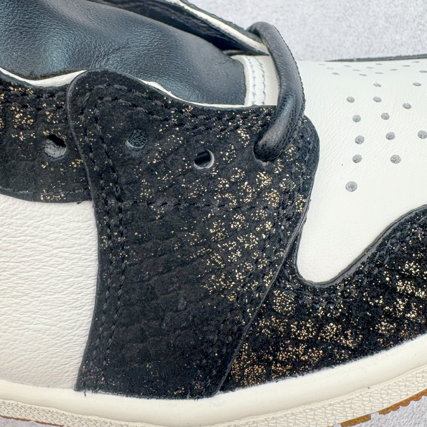 图片[16]-＃KZ神版莞产 Air Jordan AJ1 Retro High 高帮 亚洲限定蛇年CNY 玄武黑白橙 IB3165-091 外贸特供批次 终端控货优势输出 新配色不断更新开发 市场中端王者 全套原纸板楦头开发 确保原汁原味 完美呈现一代版型 一比一鞋头弧度高度鞋身弧度 此版本只针对中端市场 细节品控鞋型随意秒杀市面同价位 鞋型完美 不臃肿别扭 头层皮料加持 用料绝不含糊 进口玻璃冲刀皮料裁剪零毛边 电脑针车工艺 超高鞋面清洁度 最高QC检验标准 控制溢胶瑕疵 原盒原配 飞翼3D高频深度立体 工艺方面大到整体鞋型 漏斗收腰 底线拉帮 LOGO立体程度 小到针眼排布 载片对称 冲孔效果 鞋标规范 鞋垫背胶等等 无一不是口碑收割 每双都是一个回头客 尺码：36 36.5 37.5 38 38.5 39 40 40.5 41 42 42.5 43 44 44.5 45 46 47.5-选品中心