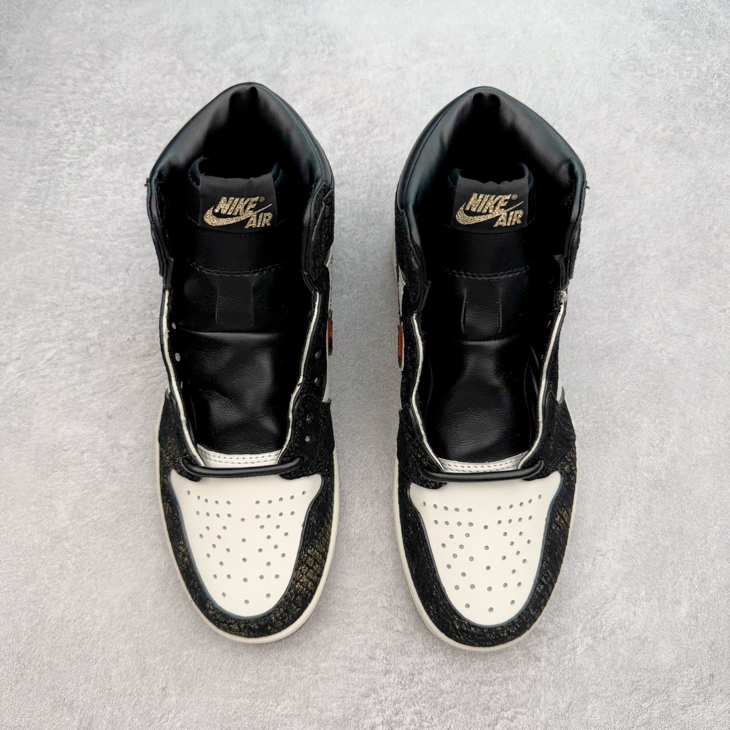图片[2]-＃KZ神版莞产 Air Jordan AJ1 Retro High 高帮 亚洲限定蛇年CNY 玄武黑白橙 IB3165-091 外贸特供批次 终端控货优势输出 新配色不断更新开发 市场中端王者 全套原纸板楦头开发 确保原汁原味 完美呈现一代版型 一比一鞋头弧度高度鞋身弧度 此版本只针对中端市场 细节品控鞋型随意秒杀市面同价位 鞋型完美 不臃肿别扭 头层皮料加持 用料绝不含糊 进口玻璃冲刀皮料裁剪零毛边 电脑针车工艺 超高鞋面清洁度 最高QC检验标准 控制溢胶瑕疵 原盒原配 飞翼3D高频深度立体 工艺方面大到整体鞋型 漏斗收腰 底线拉帮 LOGO立体程度 小到针眼排布 载片对称 冲孔效果 鞋标规范 鞋垫背胶等等 无一不是口碑收割 每双都是一个回头客 尺码：36 36.5 37.5 38 38.5 39 40 40.5 41 42 42.5 43 44 44.5 45 46 47.5-选品中心