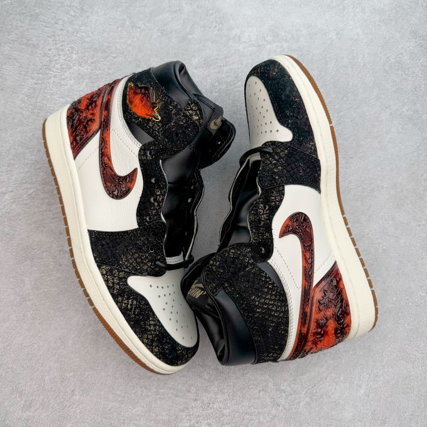 图片[3]-＃KZ神版莞产 Air Jordan AJ1 Retro High 高帮 亚洲限定蛇年CNY 玄武黑白橙 IB3165-091 外贸特供批次 终端控货优势输出 新配色不断更新开发 市场中端王者 全套原纸板楦头开发 确保原汁原味 完美呈现一代版型 一比一鞋头弧度高度鞋身弧度 此版本只针对中端市场 细节品控鞋型随意秒杀市面同价位 鞋型完美 不臃肿别扭 头层皮料加持 用料绝不含糊 进口玻璃冲刀皮料裁剪零毛边 电脑针车工艺 超高鞋面清洁度 最高QC检验标准 控制溢胶瑕疵 原盒原配 飞翼3D高频深度立体 工艺方面大到整体鞋型 漏斗收腰 底线拉帮 LOGO立体程度 小到针眼排布 载片对称 冲孔效果 鞋标规范 鞋垫背胶等等 无一不是口碑收割 每双都是一个回头客 尺码：36 36.5 37.5 38 38.5 39 40 40.5 41 42 42.5 43 44 44.5 45 46 47.5-选品中心