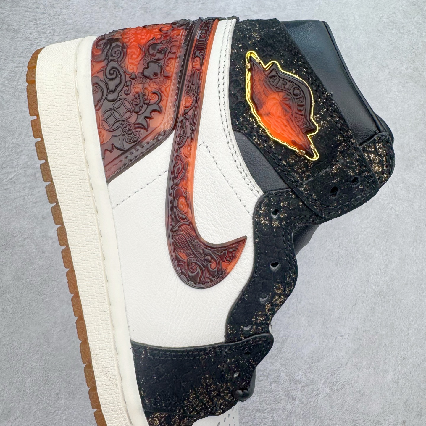 图片[6]-＃KZ神版莞产 Air Jordan AJ1 Retro High 高帮 亚洲限定蛇年CNY 玄武黑白橙 IB3165-091 外贸特供批次 终端控货优势输出 新配色不断更新开发 市场中端王者 全套原纸板楦头开发 确保原汁原味 完美呈现一代版型 一比一鞋头弧度高度鞋身弧度 此版本只针对中端市场 细节品控鞋型随意秒杀市面同价位 鞋型完美 不臃肿别扭 头层皮料加持 用料绝不含糊 进口玻璃冲刀皮料裁剪零毛边 电脑针车工艺 超高鞋面清洁度 最高QC检验标准 控制溢胶瑕疵 原盒原配 飞翼3D高频深度立体 工艺方面大到整体鞋型 漏斗收腰 底线拉帮 LOGO立体程度 小到针眼排布 载片对称 冲孔效果 鞋标规范 鞋垫背胶等等 无一不是口碑收割 每双都是一个回头客 尺码：36 36.5 37.5 38 38.5 39 40 40.5 41 42 42.5 43 44 44.5 45 46 47.5-选品中心