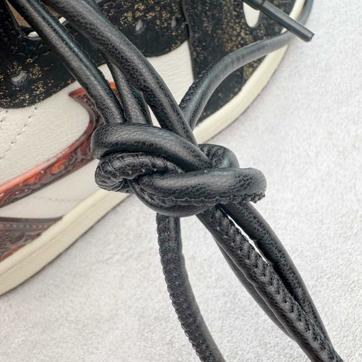 图片[19]-＃KZ神版莞产 Air Jordan AJ1 Retro High 高帮 亚洲限定蛇年CNY 玄武黑白橙 IB3165-091 外贸特供批次 终端控货优势输出 新配色不断更新开发 市场中端王者 全套原纸板楦头开发 确保原汁原味 完美呈现一代版型 一比一鞋头弧度高度鞋身弧度 此版本只针对中端市场 细节品控鞋型随意秒杀市面同价位 鞋型完美 不臃肿别扭 头层皮料加持 用料绝不含糊 进口玻璃冲刀皮料裁剪零毛边 电脑针车工艺 超高鞋面清洁度 最高QC检验标准 控制溢胶瑕疵 原盒原配 飞翼3D高频深度立体 工艺方面大到整体鞋型 漏斗收腰 底线拉帮 LOGO立体程度 小到针眼排布 载片对称 冲孔效果 鞋标规范 鞋垫背胶等等 无一不是口碑收割 每双都是一个回头客 尺码：36 36.5 37.5 38 38.5 39 40 40.5 41 42 42.5 43 44 44.5 45 46 47.5-选品中心