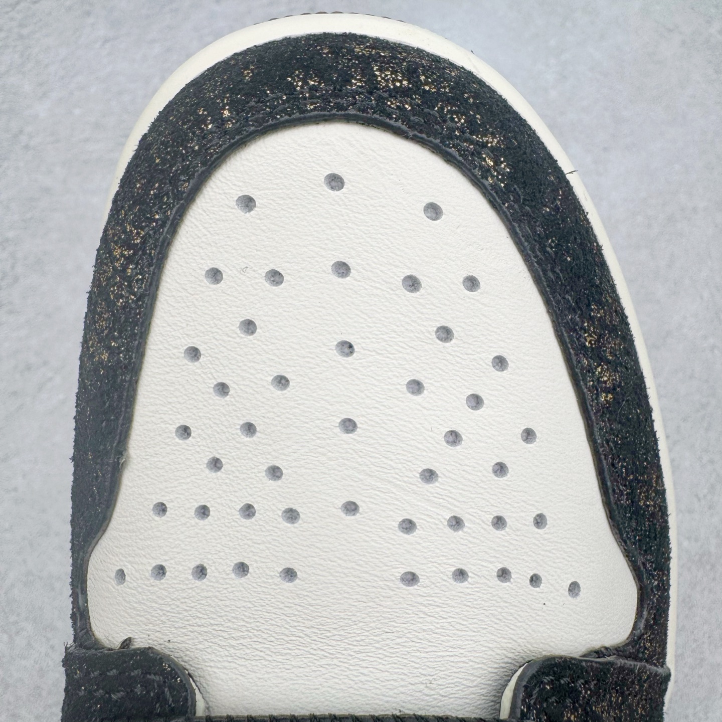 图片[18]-＃KZ神版莞产 Air Jordan AJ1 Retro High 高帮 亚洲限定蛇年CNY 玄武黑白橙 IB3165-091 外贸特供批次 终端控货优势输出 新配色不断更新开发 市场中端王者 全套原纸板楦头开发 确保原汁原味 完美呈现一代版型 一比一鞋头弧度高度鞋身弧度 此版本只针对中端市场 细节品控鞋型随意秒杀市面同价位 鞋型完美 不臃肿别扭 头层皮料加持 用料绝不含糊 进口玻璃冲刀皮料裁剪零毛边 电脑针车工艺 超高鞋面清洁度 最高QC检验标准 控制溢胶瑕疵 原盒原配 飞翼3D高频深度立体 工艺方面大到整体鞋型 漏斗收腰 底线拉帮 LOGO立体程度 小到针眼排布 载片对称 冲孔效果 鞋标规范 鞋垫背胶等等 无一不是口碑收割 每双都是一个回头客 尺码：36 36.5 37.5 38 38.5 39 40 40.5 41 42 42.5 43 44 44.5 45 46 47.5-选品中心