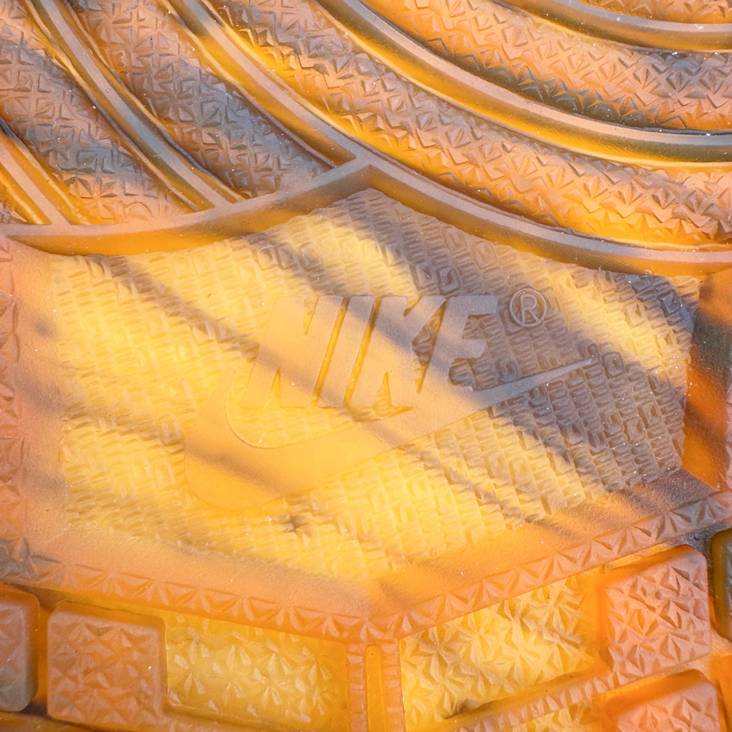 图片[13]-＃KZ神版莞产 Air Jordan AJ1 Retro High 高帮 亚洲限定蛇年CNY 玄武黑白橙 IB3165-091 外贸特供批次 终端控货优势输出 新配色不断更新开发 市场中端王者 全套原纸板楦头开发 确保原汁原味 完美呈现一代版型 一比一鞋头弧度高度鞋身弧度 此版本只针对中端市场 细节品控鞋型随意秒杀市面同价位 鞋型完美 不臃肿别扭 头层皮料加持 用料绝不含糊 进口玻璃冲刀皮料裁剪零毛边 电脑针车工艺 超高鞋面清洁度 最高QC检验标准 控制溢胶瑕疵 原盒原配 飞翼3D高频深度立体 工艺方面大到整体鞋型 漏斗收腰 底线拉帮 LOGO立体程度 小到针眼排布 载片对称 冲孔效果 鞋标规范 鞋垫背胶等等 无一不是口碑收割 每双都是一个回头客 尺码：36 36.5 37.5 38 38.5 39 40 40.5 41 42 42.5 43 44 44.5 45 46 47.5-选品中心