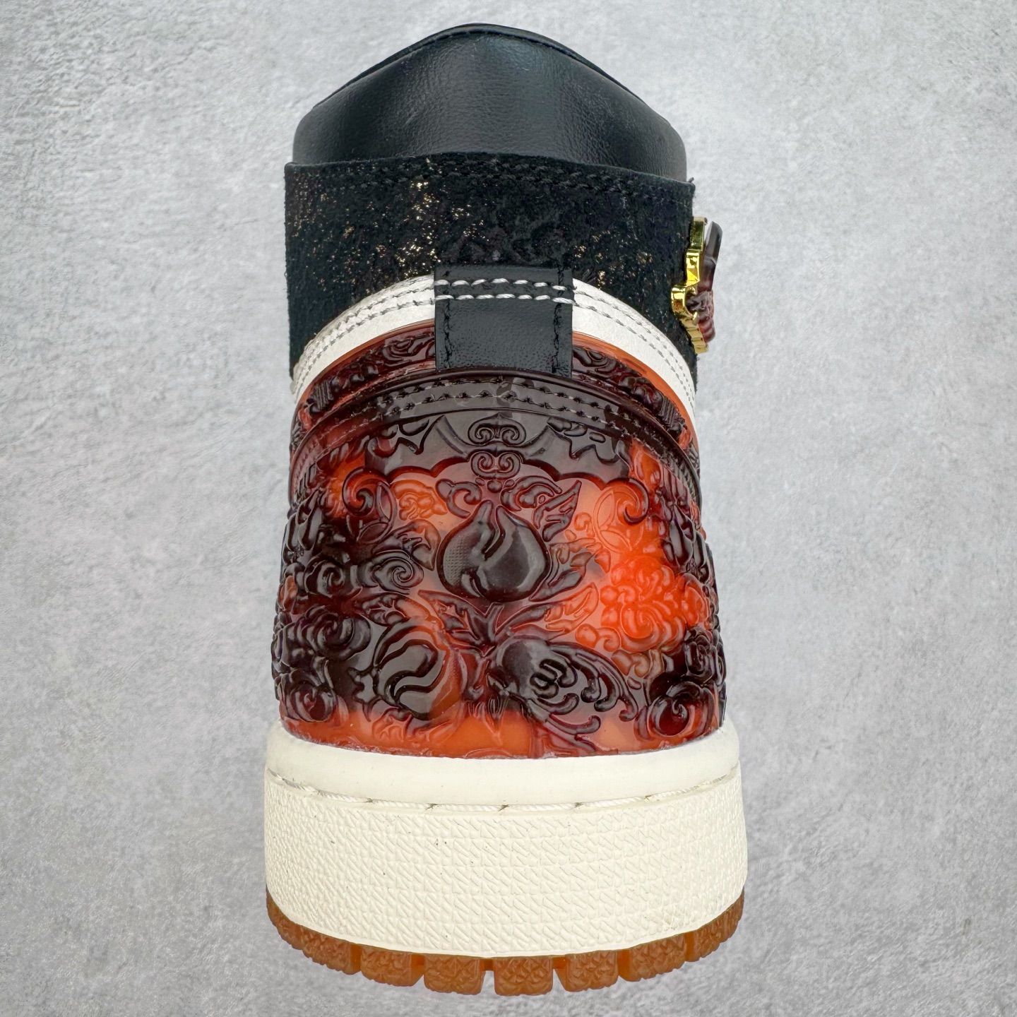 图片[8]-＃KZ神版莞产 Air Jordan AJ1 Retro High 高帮 亚洲限定蛇年CNY 玄武黑白橙 IB3165-091 外贸特供批次 终端控货优势输出 新配色不断更新开发 市场中端王者 全套原纸板楦头开发 确保原汁原味 完美呈现一代版型 一比一鞋头弧度高度鞋身弧度 此版本只针对中端市场 细节品控鞋型随意秒杀市面同价位 鞋型完美 不臃肿别扭 头层皮料加持 用料绝不含糊 进口玻璃冲刀皮料裁剪零毛边 电脑针车工艺 超高鞋面清洁度 最高QC检验标准 控制溢胶瑕疵 原盒原配 飞翼3D高频深度立体 工艺方面大到整体鞋型 漏斗收腰 底线拉帮 LOGO立体程度 小到针眼排布 载片对称 冲孔效果 鞋标规范 鞋垫背胶等等 无一不是口碑收割 每双都是一个回头客 尺码：36 36.5 37.5 38 38.5 39 40 40.5 41 42 42.5 43 44 44.5 45 46 47.5-选品中心