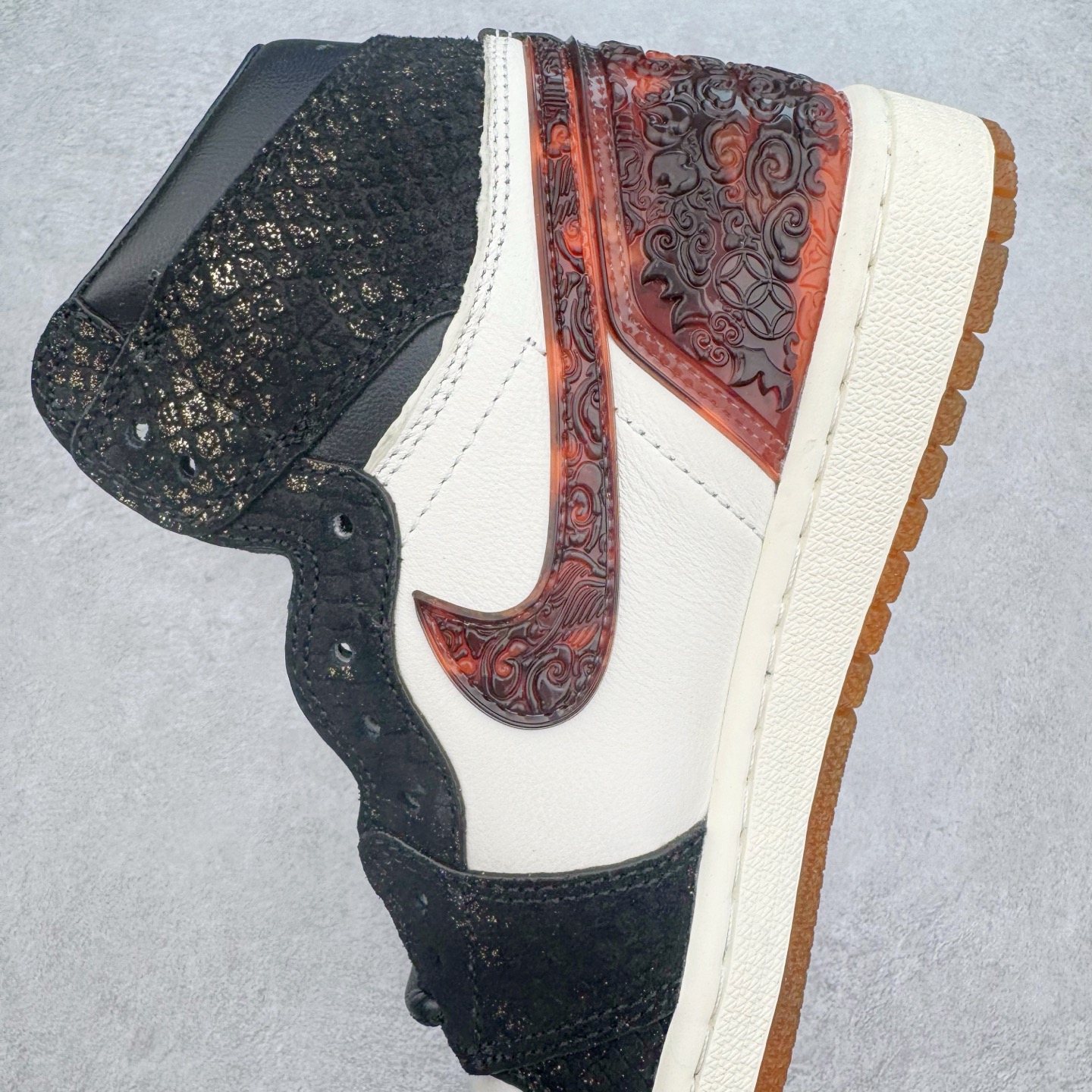 图片[7]-＃KZ神版莞产 Air Jordan AJ1 Retro High 高帮 亚洲限定蛇年CNY 玄武黑白橙 IB3165-091 外贸特供批次 终端控货优势输出 新配色不断更新开发 市场中端王者 全套原纸板楦头开发 确保原汁原味 完美呈现一代版型 一比一鞋头弧度高度鞋身弧度 此版本只针对中端市场 细节品控鞋型随意秒杀市面同价位 鞋型完美 不臃肿别扭 头层皮料加持 用料绝不含糊 进口玻璃冲刀皮料裁剪零毛边 电脑针车工艺 超高鞋面清洁度 最高QC检验标准 控制溢胶瑕疵 原盒原配 飞翼3D高频深度立体 工艺方面大到整体鞋型 漏斗收腰 底线拉帮 LOGO立体程度 小到针眼排布 载片对称 冲孔效果 鞋标规范 鞋垫背胶等等 无一不是口碑收割 每双都是一个回头客 尺码：36 36.5 37.5 38 38.5 39 40 40.5 41 42 42.5 43 44 44.5 45 46 47.5-选品中心