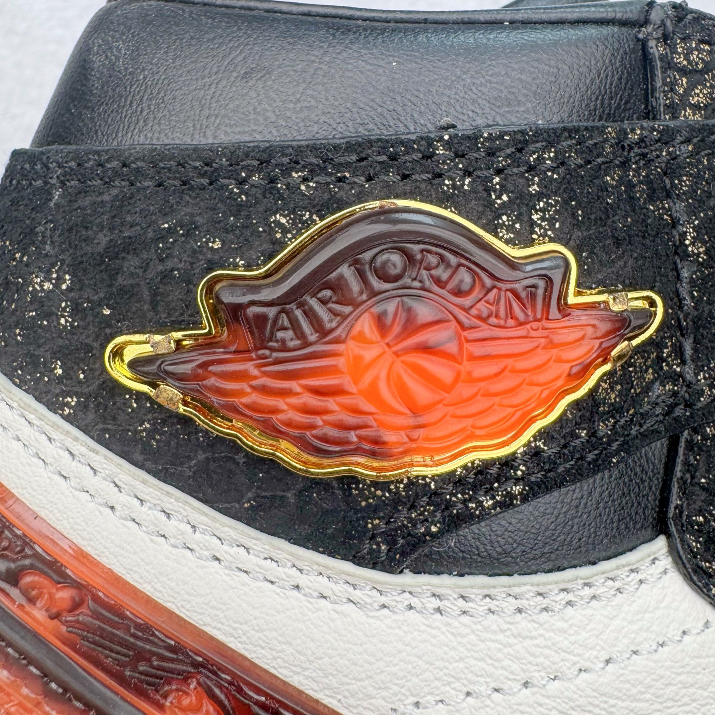 图片[17]-＃KZ神版莞产 Air Jordan AJ1 Retro High 高帮 亚洲限定蛇年CNY 玄武黑白橙 IB3165-091 外贸特供批次 终端控货优势输出 新配色不断更新开发 市场中端王者 全套原纸板楦头开发 确保原汁原味 完美呈现一代版型 一比一鞋头弧度高度鞋身弧度 此版本只针对中端市场 细节品控鞋型随意秒杀市面同价位 鞋型完美 不臃肿别扭 头层皮料加持 用料绝不含糊 进口玻璃冲刀皮料裁剪零毛边 电脑针车工艺 超高鞋面清洁度 最高QC检验标准 控制溢胶瑕疵 原盒原配 飞翼3D高频深度立体 工艺方面大到整体鞋型 漏斗收腰 底线拉帮 LOGO立体程度 小到针眼排布 载片对称 冲孔效果 鞋标规范 鞋垫背胶等等 无一不是口碑收割 每双都是一个回头客 尺码：36 36.5 37.5 38 38.5 39 40 40.5 41 42 42.5 43 44 44.5 45 46 47.5-选品中心