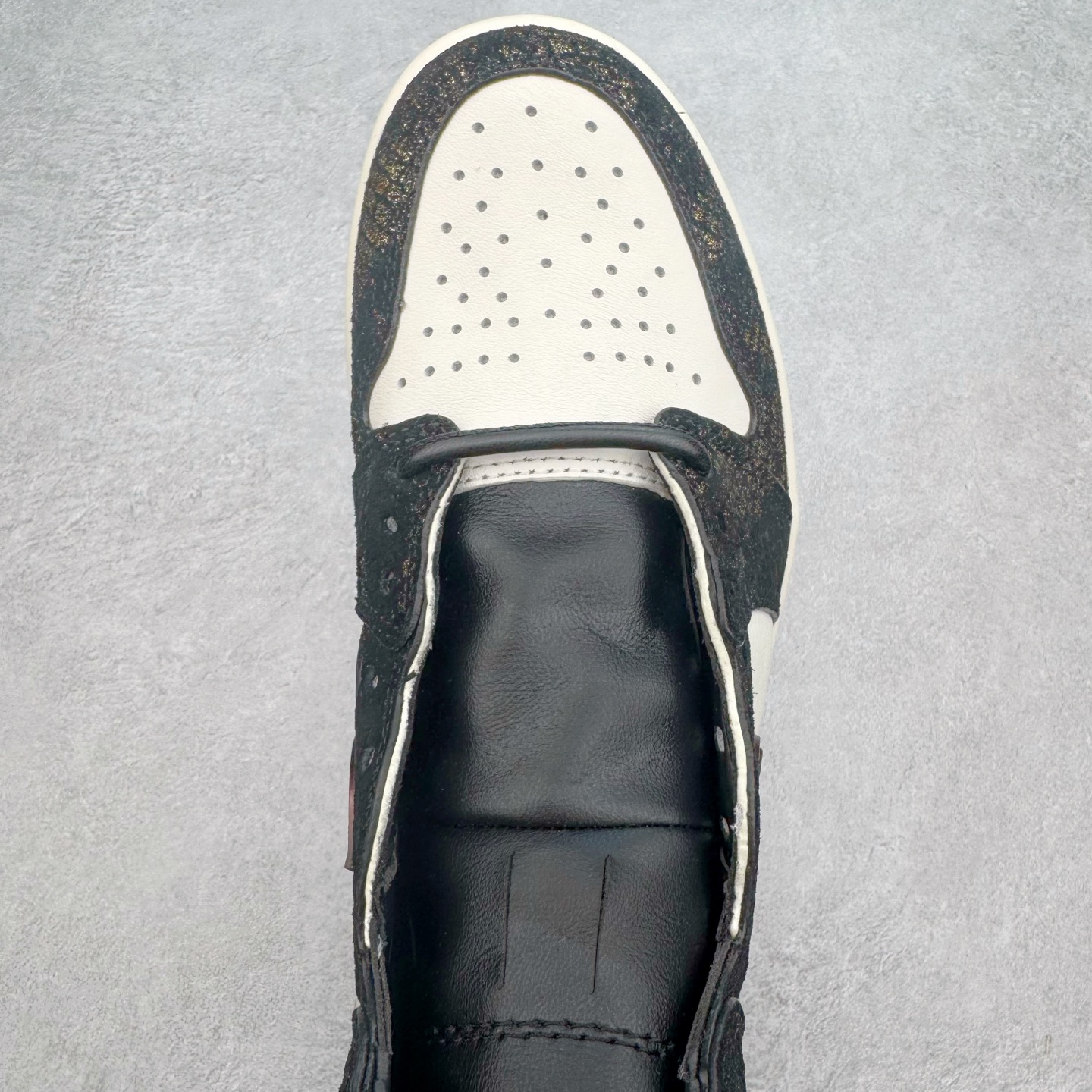 图片[4]-＃KZ神版莞产 Air Jordan AJ1 Retro High 高帮 亚洲限定蛇年CNY 玄武黑白橙 IB3165-091 外贸特供批次 终端控货优势输出 新配色不断更新开发 市场中端王者 全套原纸板楦头开发 确保原汁原味 完美呈现一代版型 一比一鞋头弧度高度鞋身弧度 此版本只针对中端市场 细节品控鞋型随意秒杀市面同价位 鞋型完美 不臃肿别扭 头层皮料加持 用料绝不含糊 进口玻璃冲刀皮料裁剪零毛边 电脑针车工艺 超高鞋面清洁度 最高QC检验标准 控制溢胶瑕疵 原盒原配 飞翼3D高频深度立体 工艺方面大到整体鞋型 漏斗收腰 底线拉帮 LOGO立体程度 小到针眼排布 载片对称 冲孔效果 鞋标规范 鞋垫背胶等等 无一不是口碑收割 每双都是一个回头客 尺码：36 36.5 37.5 38 38.5 39 40 40.5 41 42 42.5 43 44 44.5 45 46 47.5-选品中心