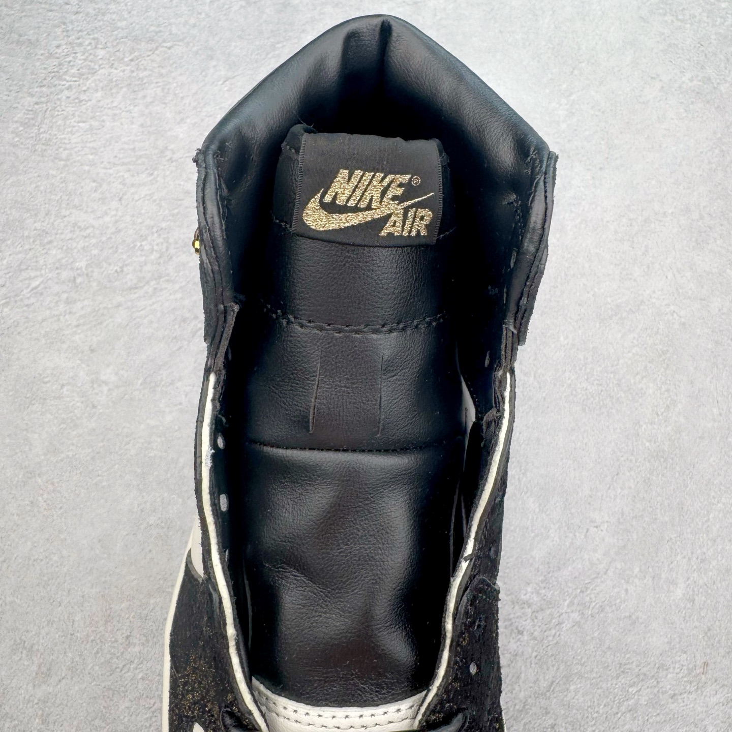 图片[5]-＃KZ神版莞产 Air Jordan AJ1 Retro High 高帮 亚洲限定蛇年CNY 玄武黑白橙 IB3165-091 外贸特供批次 终端控货优势输出 新配色不断更新开发 市场中端王者 全套原纸板楦头开发 确保原汁原味 完美呈现一代版型 一比一鞋头弧度高度鞋身弧度 此版本只针对中端市场 细节品控鞋型随意秒杀市面同价位 鞋型完美 不臃肿别扭 头层皮料加持 用料绝不含糊 进口玻璃冲刀皮料裁剪零毛边 电脑针车工艺 超高鞋面清洁度 最高QC检验标准 控制溢胶瑕疵 原盒原配 飞翼3D高频深度立体 工艺方面大到整体鞋型 漏斗收腰 底线拉帮 LOGO立体程度 小到针眼排布 载片对称 冲孔效果 鞋标规范 鞋垫背胶等等 无一不是口碑收割 每双都是一个回头客 尺码：36 36.5 37.5 38 38.5 39 40 40.5 41 42 42.5 43 44 44.5 45 46 47.5-选品中心