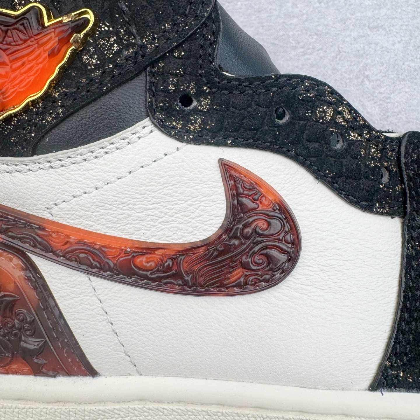 图片[15]-＃KZ神版莞产 Air Jordan AJ1 Retro High 高帮 亚洲限定蛇年CNY 玄武黑白橙 IB3165-091 外贸特供批次 终端控货优势输出 新配色不断更新开发 市场中端王者 全套原纸板楦头开发 确保原汁原味 完美呈现一代版型 一比一鞋头弧度高度鞋身弧度 此版本只针对中端市场 细节品控鞋型随意秒杀市面同价位 鞋型完美 不臃肿别扭 头层皮料加持 用料绝不含糊 进口玻璃冲刀皮料裁剪零毛边 电脑针车工艺 超高鞋面清洁度 最高QC检验标准 控制溢胶瑕疵 原盒原配 飞翼3D高频深度立体 工艺方面大到整体鞋型 漏斗收腰 底线拉帮 LOGO立体程度 小到针眼排布 载片对称 冲孔效果 鞋标规范 鞋垫背胶等等 无一不是口碑收割 每双都是一个回头客 尺码：36 36.5 37.5 38 38.5 39 40 40.5 41 42 42.5 43 44 44.5 45 46 47.5-选品中心