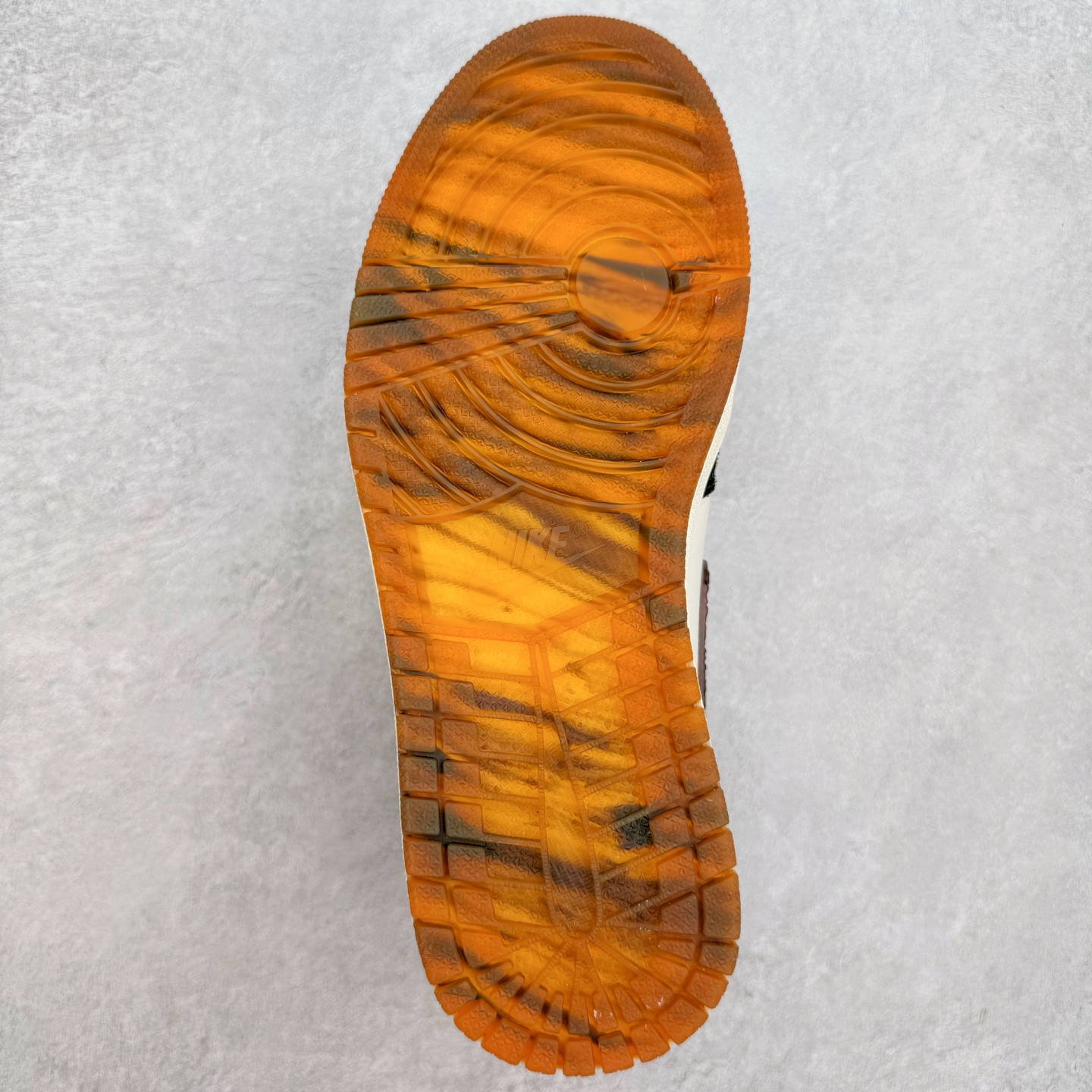 图片[9]-＃KZ神版莞产 Air Jordan AJ1 Retro High 高帮 亚洲限定蛇年CNY 玄武黑白橙 IB3165-091 外贸特供批次 终端控货优势输出 新配色不断更新开发 市场中端王者 全套原纸板楦头开发 确保原汁原味 完美呈现一代版型 一比一鞋头弧度高度鞋身弧度 此版本只针对中端市场 细节品控鞋型随意秒杀市面同价位 鞋型完美 不臃肿别扭 头层皮料加持 用料绝不含糊 进口玻璃冲刀皮料裁剪零毛边 电脑针车工艺 超高鞋面清洁度 最高QC检验标准 控制溢胶瑕疵 原盒原配 飞翼3D高频深度立体 工艺方面大到整体鞋型 漏斗收腰 底线拉帮 LOGO立体程度 小到针眼排布 载片对称 冲孔效果 鞋标规范 鞋垫背胶等等 无一不是口碑收割 每双都是一个回头客 尺码：36 36.5 37.5 38 38.5 39 40 40.5 41 42 42.5 43 44 44.5 45 46 47.5-选品中心