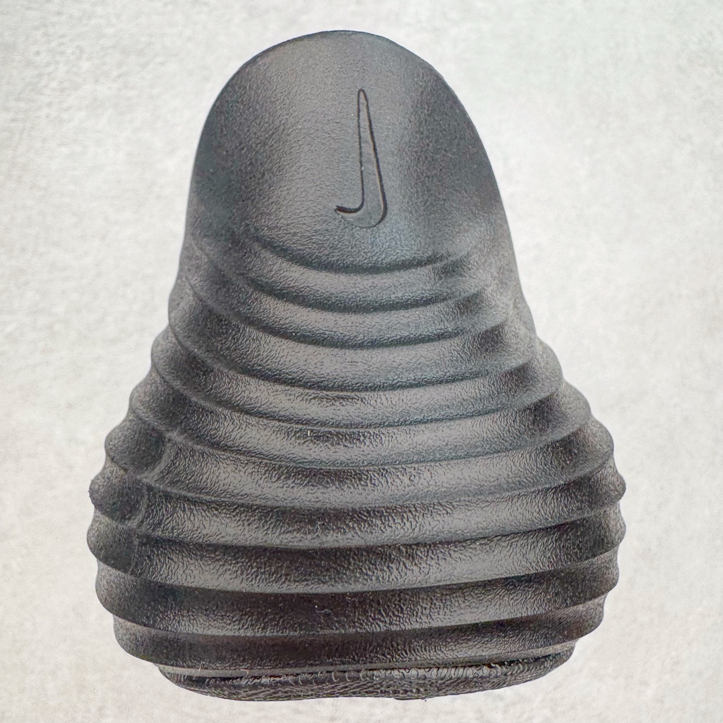 图片[8]-＃正确版 NK ReactX Rejuven8 简约舒适百搭洞洞鞋凉鞋 HV5060-001 唯一正确组合大底 组合侧面Logo 鞋头不过分上翘 后跟Logo 凹凸明显 轮廓分明 LOGO内侧钢印清晰工整 从名字就能看出，这款鞋搭载了React X缓震科技，保证了舒适的脚感和轻盈的穿着体验。设计上，这双鞋采用了近几年非常流行的洞洞鞋风格，但特别之处在于加入了波浪纹路细节，让整个鞋型看起来更有立体感，视觉上也增添了几分现代感。尺码：36 37.5 38 39 40 41 42 43 44 45 46-选品中心