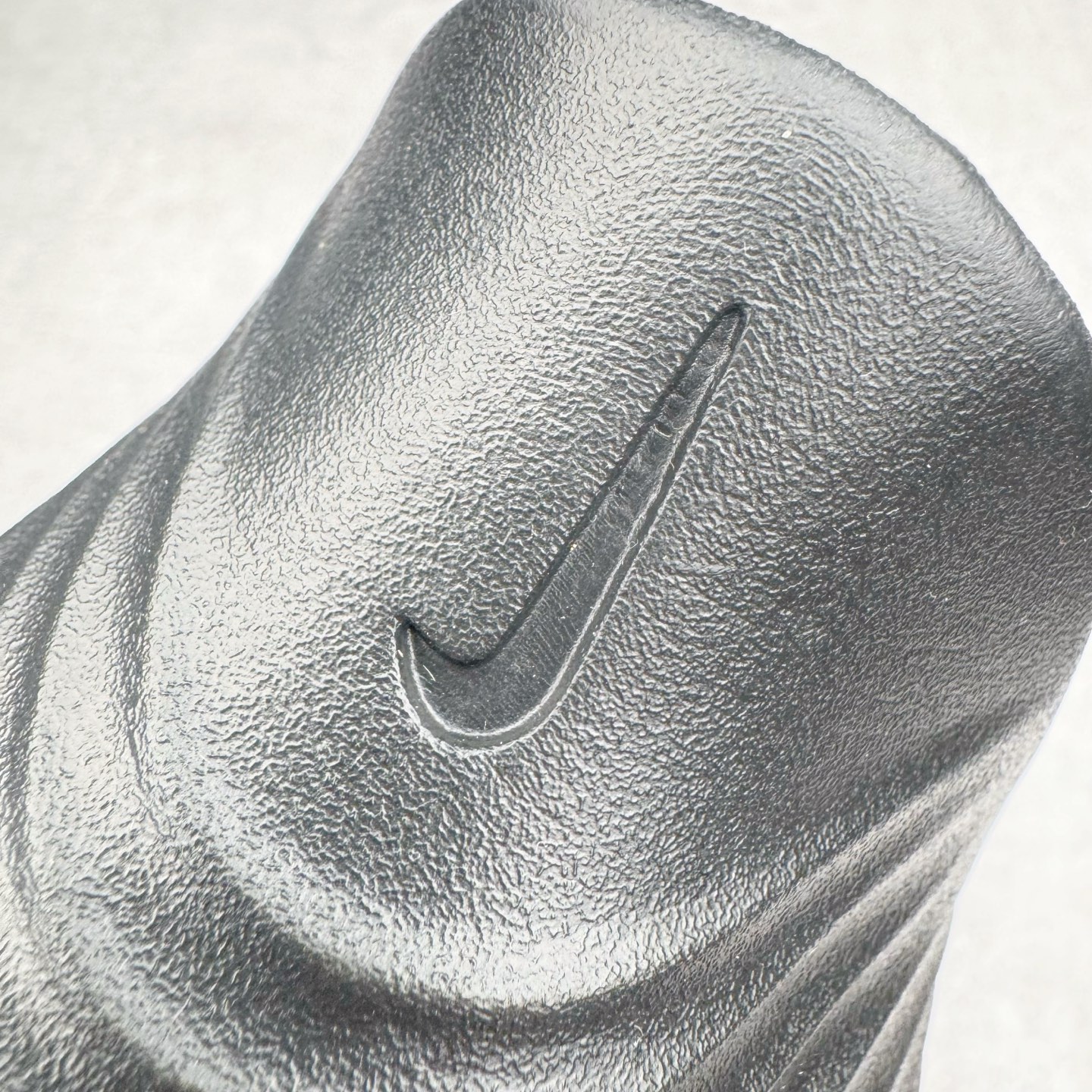 图片[13]-＃正确版 NK ReactX Rejuven8 简约舒适百搭洞洞鞋凉鞋 HV5060-001 唯一正确组合大底 组合侧面Logo 鞋头不过分上翘 后跟Logo 凹凸明显 轮廓分明 LOGO内侧钢印清晰工整 从名字就能看出，这款鞋搭载了React X缓震科技，保证了舒适的脚感和轻盈的穿着体验。设计上，这双鞋采用了近几年非常流行的洞洞鞋风格，但特别之处在于加入了波浪纹路细节，让整个鞋型看起来更有立体感，视觉上也增添了几分现代感。尺码：36 37.5 38 39 40 41 42 43 44 45 46-选品中心