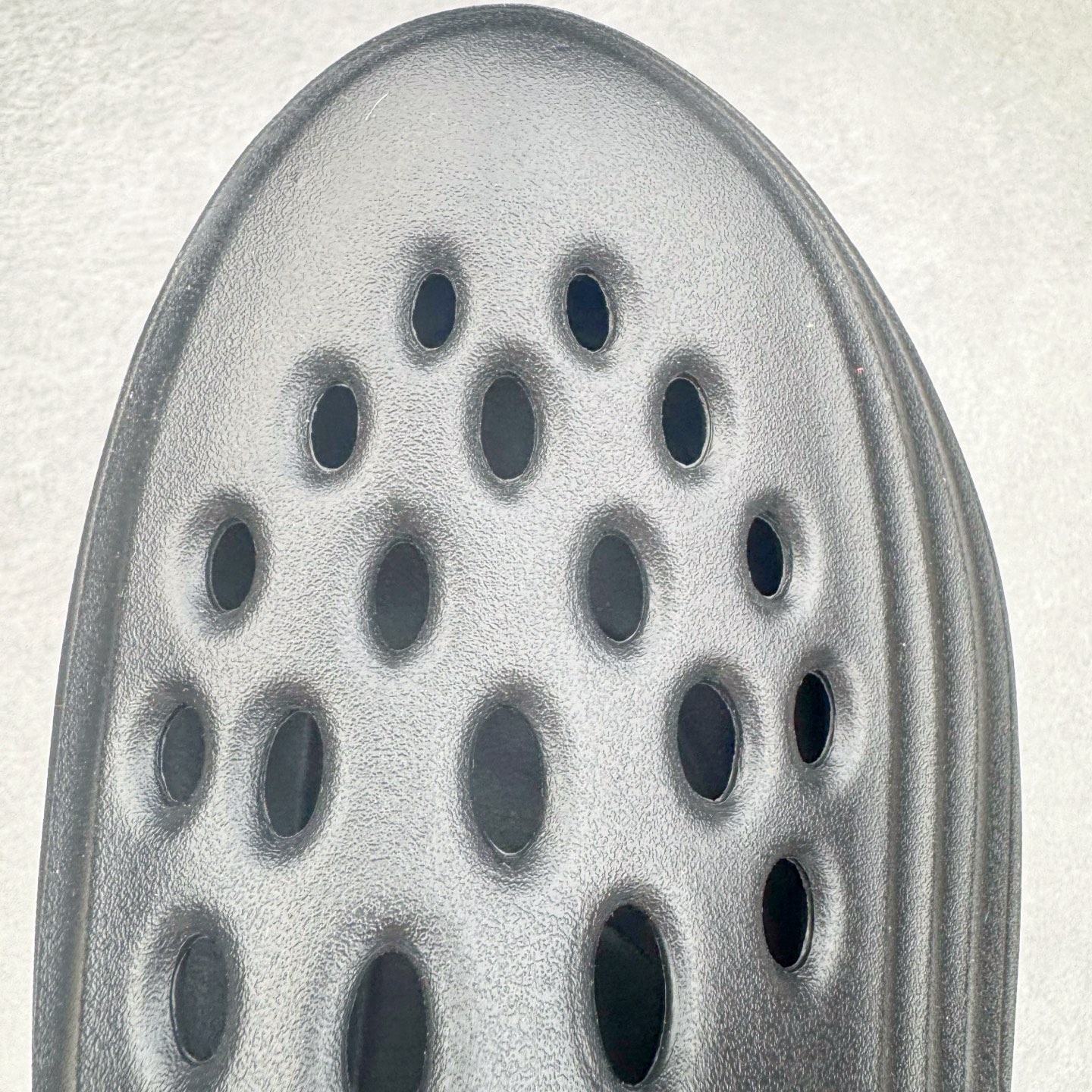 图片[12]-＃正确版 NK ReactX Rejuven8 简约舒适百搭洞洞鞋凉鞋 HV5060-001 唯一正确组合大底 组合侧面Logo 鞋头不过分上翘 后跟Logo 凹凸明显 轮廓分明 LOGO内侧钢印清晰工整 从名字就能看出，这款鞋搭载了React X缓震科技，保证了舒适的脚感和轻盈的穿着体验。设计上，这双鞋采用了近几年非常流行的洞洞鞋风格，但特别之处在于加入了波浪纹路细节，让整个鞋型看起来更有立体感，视觉上也增添了几分现代感。尺码：36 37.5 38 39 40 41 42 43 44 45 46-选品中心