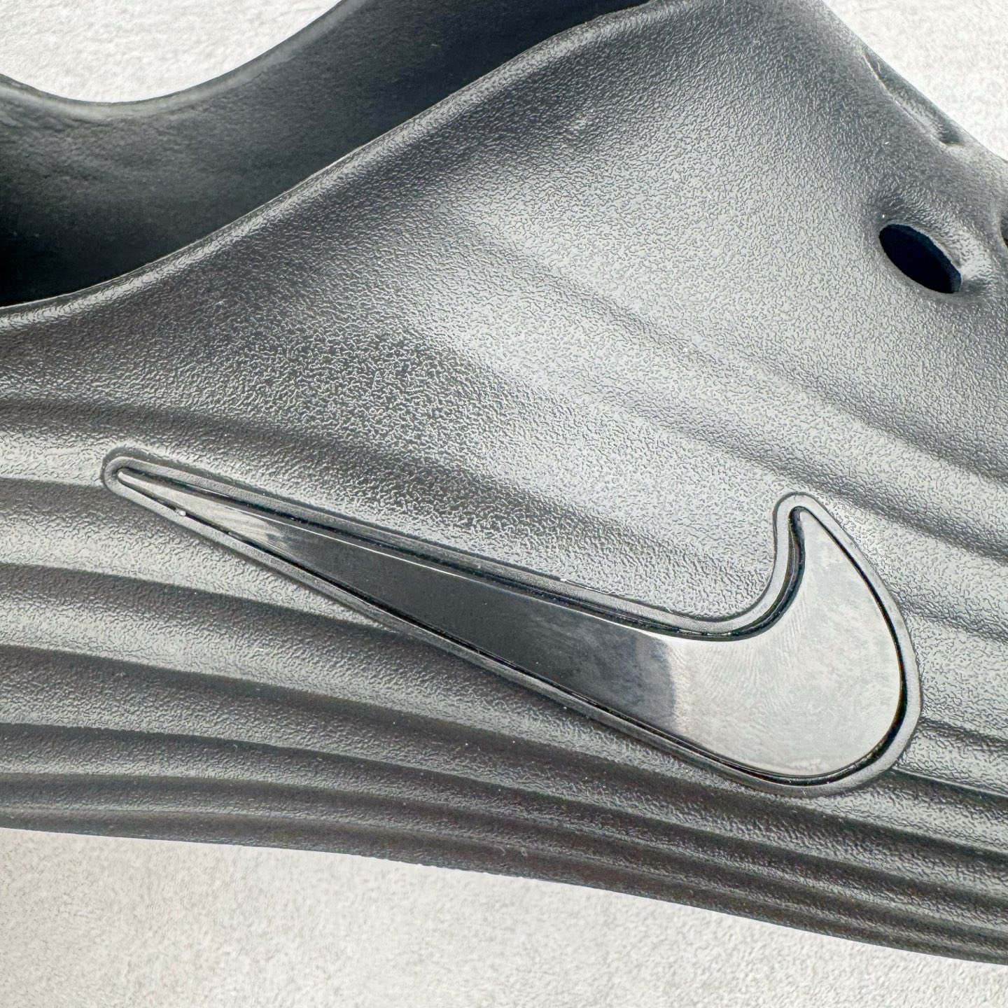 图片[14]-＃正确版 NK ReactX Rejuven8 简约舒适百搭洞洞鞋凉鞋 HV5060-001 唯一正确组合大底 组合侧面Logo 鞋头不过分上翘 后跟Logo 凹凸明显 轮廓分明 LOGO内侧钢印清晰工整 从名字就能看出，这款鞋搭载了React X缓震科技，保证了舒适的脚感和轻盈的穿着体验。设计上，这双鞋采用了近几年非常流行的洞洞鞋风格，但特别之处在于加入了波浪纹路细节，让整个鞋型看起来更有立体感，视觉上也增添了几分现代感。尺码：36 37.5 38 39 40 41 42 43 44 45 46-选品中心