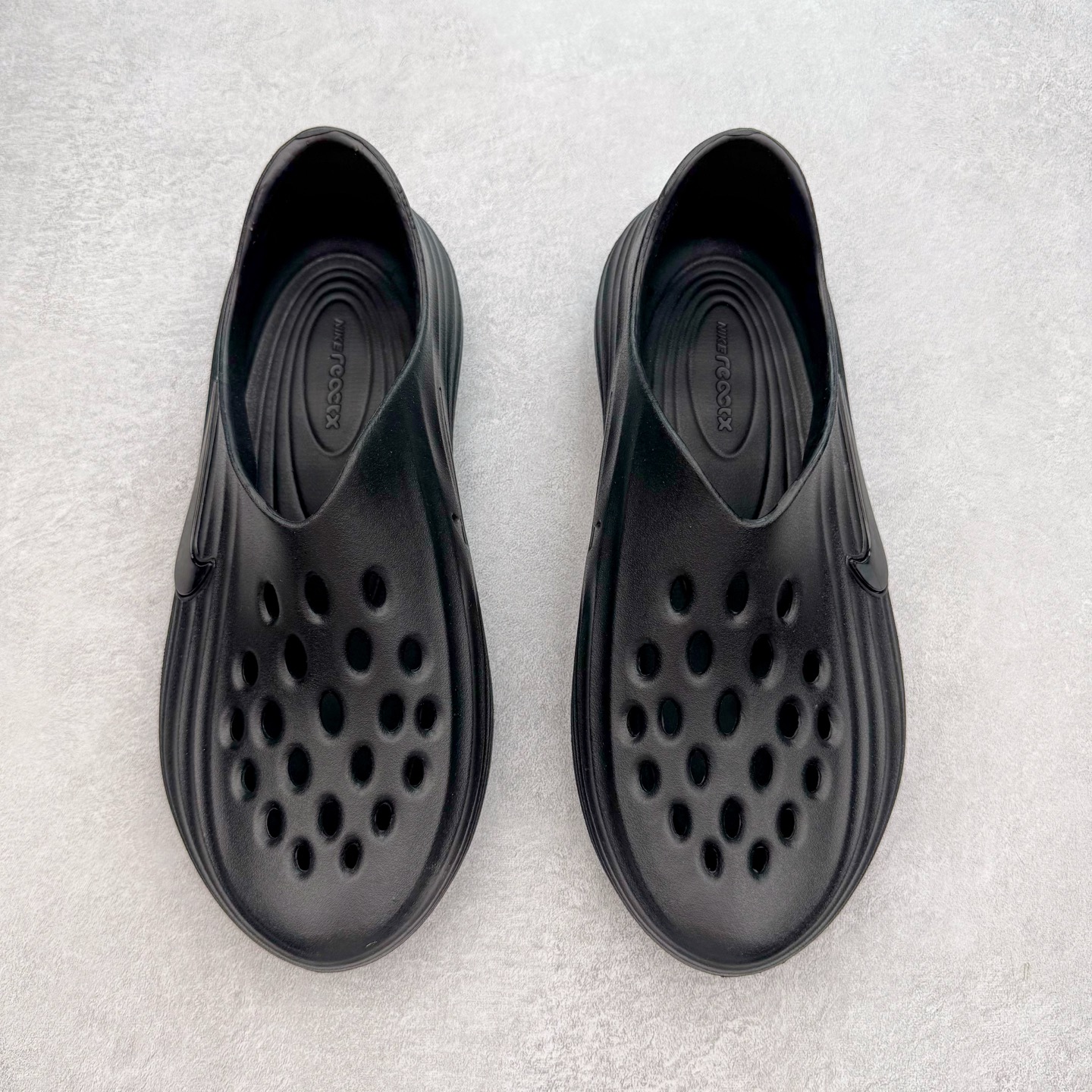 图片[2]-＃正确版 NK ReactX Rejuven8 简约舒适百搭洞洞鞋凉鞋 HV5060-001 唯一正确组合大底 组合侧面Logo 鞋头不过分上翘 后跟Logo 凹凸明显 轮廓分明 LOGO内侧钢印清晰工整 从名字就能看出，这款鞋搭载了React X缓震科技，保证了舒适的脚感和轻盈的穿着体验。设计上，这双鞋采用了近几年非常流行的洞洞鞋风格，但特别之处在于加入了波浪纹路细节，让整个鞋型看起来更有立体感，视觉上也增添了几分现代感。尺码：36 37.5 38 39 40 41 42 43 44 45 46-选品中心