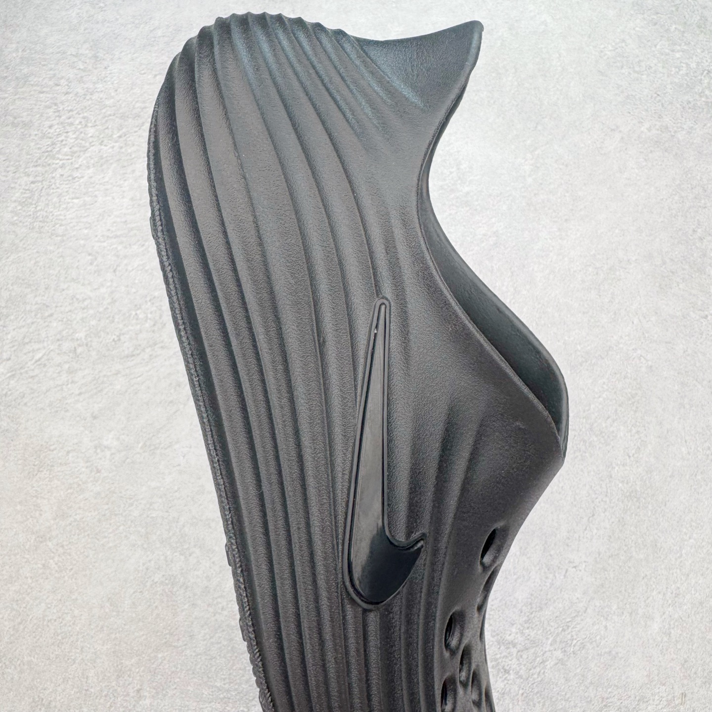 图片[6]-＃正确版 NK ReactX Rejuven8 简约舒适百搭洞洞鞋凉鞋 HV5060-001 唯一正确组合大底 组合侧面Logo 鞋头不过分上翘 后跟Logo 凹凸明显 轮廓分明 LOGO内侧钢印清晰工整 从名字就能看出，这款鞋搭载了React X缓震科技，保证了舒适的脚感和轻盈的穿着体验。设计上，这双鞋采用了近几年非常流行的洞洞鞋风格，但特别之处在于加入了波浪纹路细节，让整个鞋型看起来更有立体感，视觉上也增添了几分现代感。尺码：36 37.5 38 39 40 41 42 43 44 45 46-选品中心